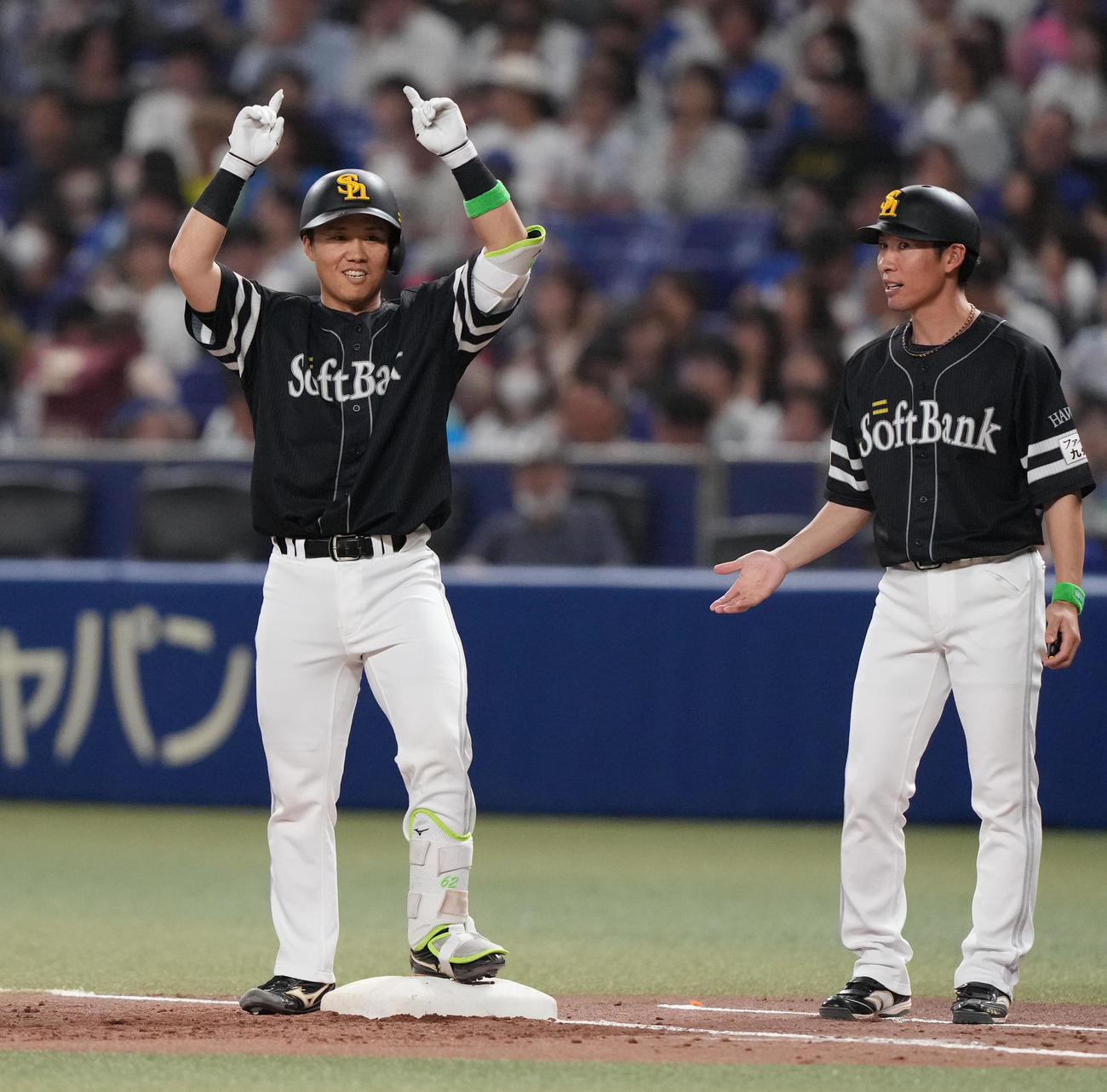 中日対ソフトバンク　2回表ソフトバンク2死一、三塁、右適時打を放った海野（左）（撮影・森本幸一）