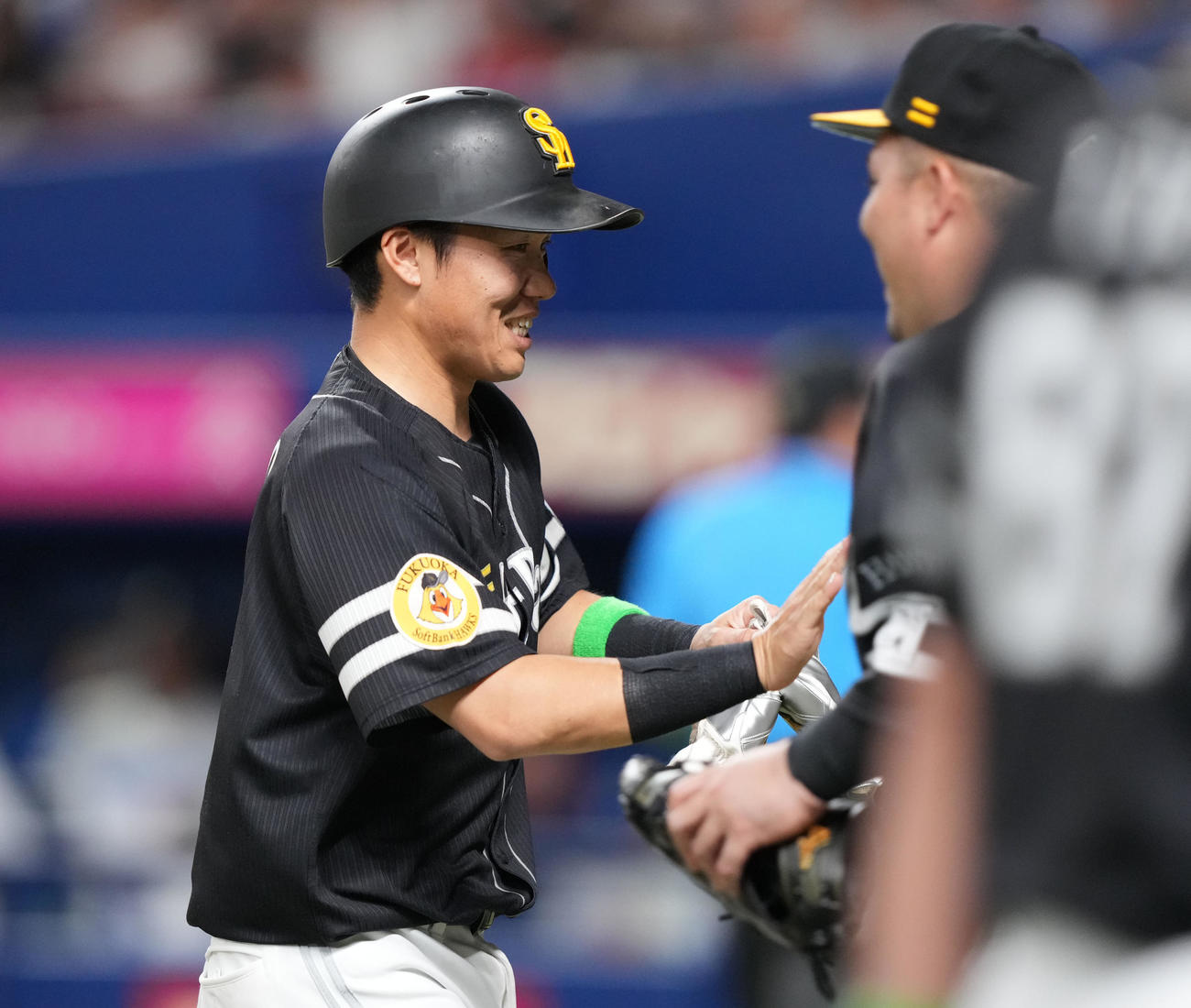 中日対ソフトバンク　2回表終了、攻守交代時、ナインとタッチを交わしベンチへ笑顔で戻る海野（左）（撮影・森本幸一）