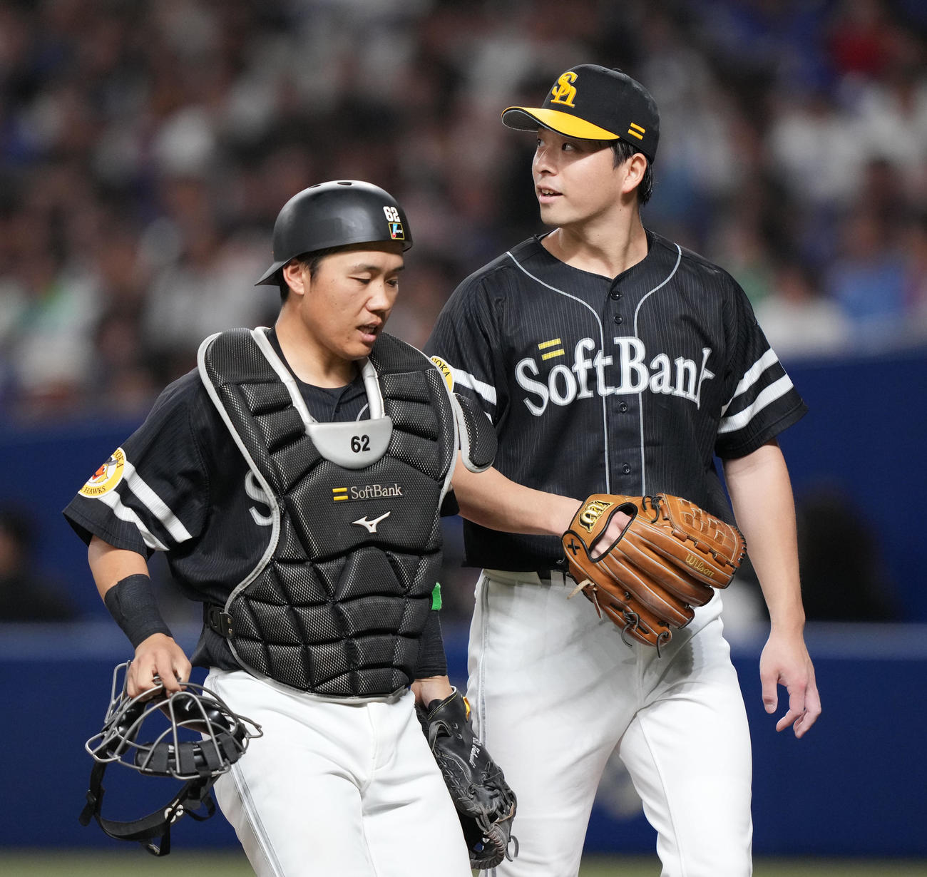 中日対ソフトバンク　2回終了、海野と言葉を交わしベンチへ戻る大関（右）（撮影・森本幸一）