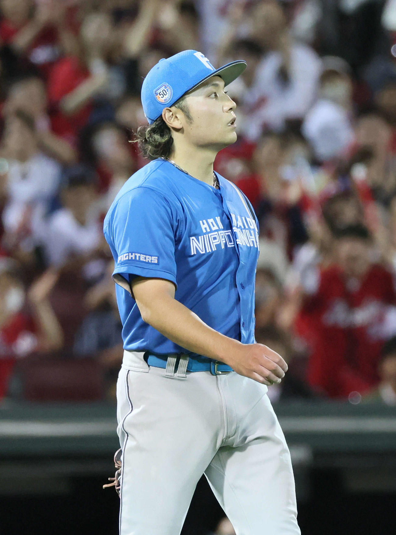 広島対日本ハム　6回裏広島無死一,二塁、小園の投前バントで伊藤は一塁へ悪送球（撮影・加藤孝規）