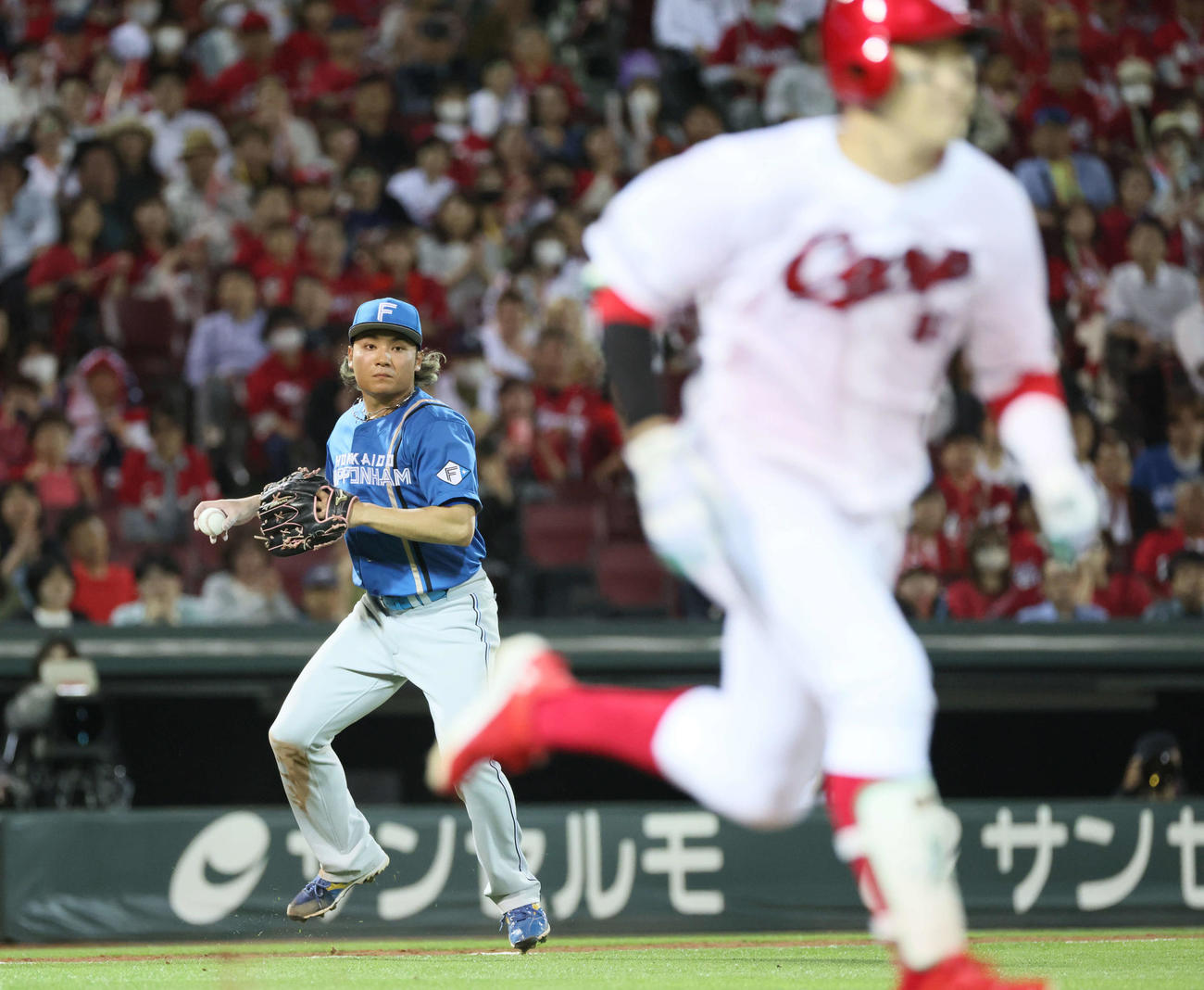 広島対日本ハム　6回裏広島無死一,二塁、小園の投前バントで伊藤は一塁へ悪送球（撮影・加藤孝規）