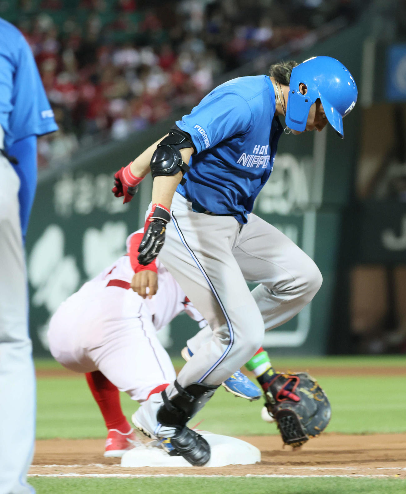 広島対日本ハム　6回表日本ハム無死、伊藤は遊撃内野安打を放つ（撮影・加藤孝規）