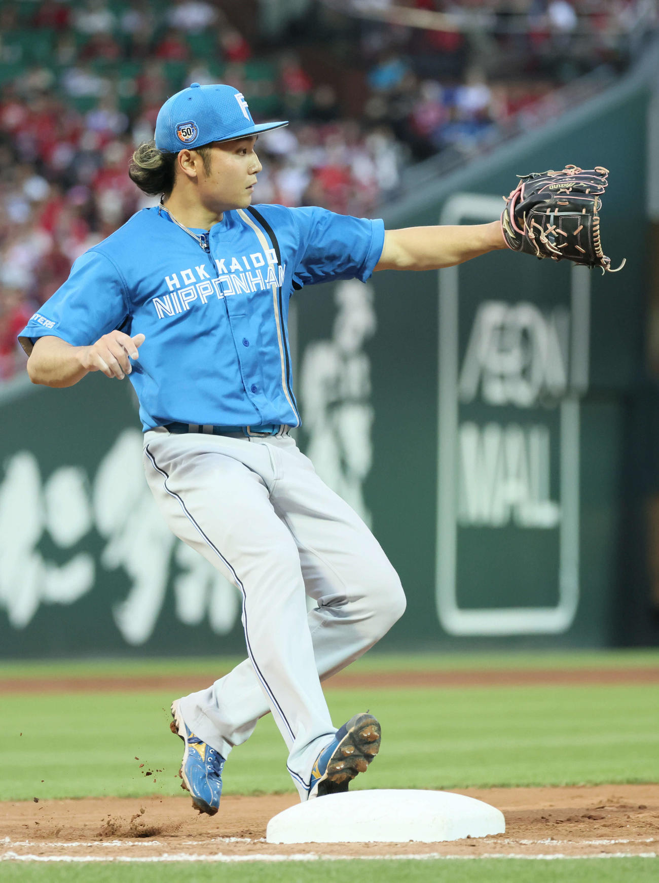 広島対日本ハム　4回裏広島無死、野間の一ゴロで一塁ベースカバーに入る伊藤（撮影・加藤孝規）