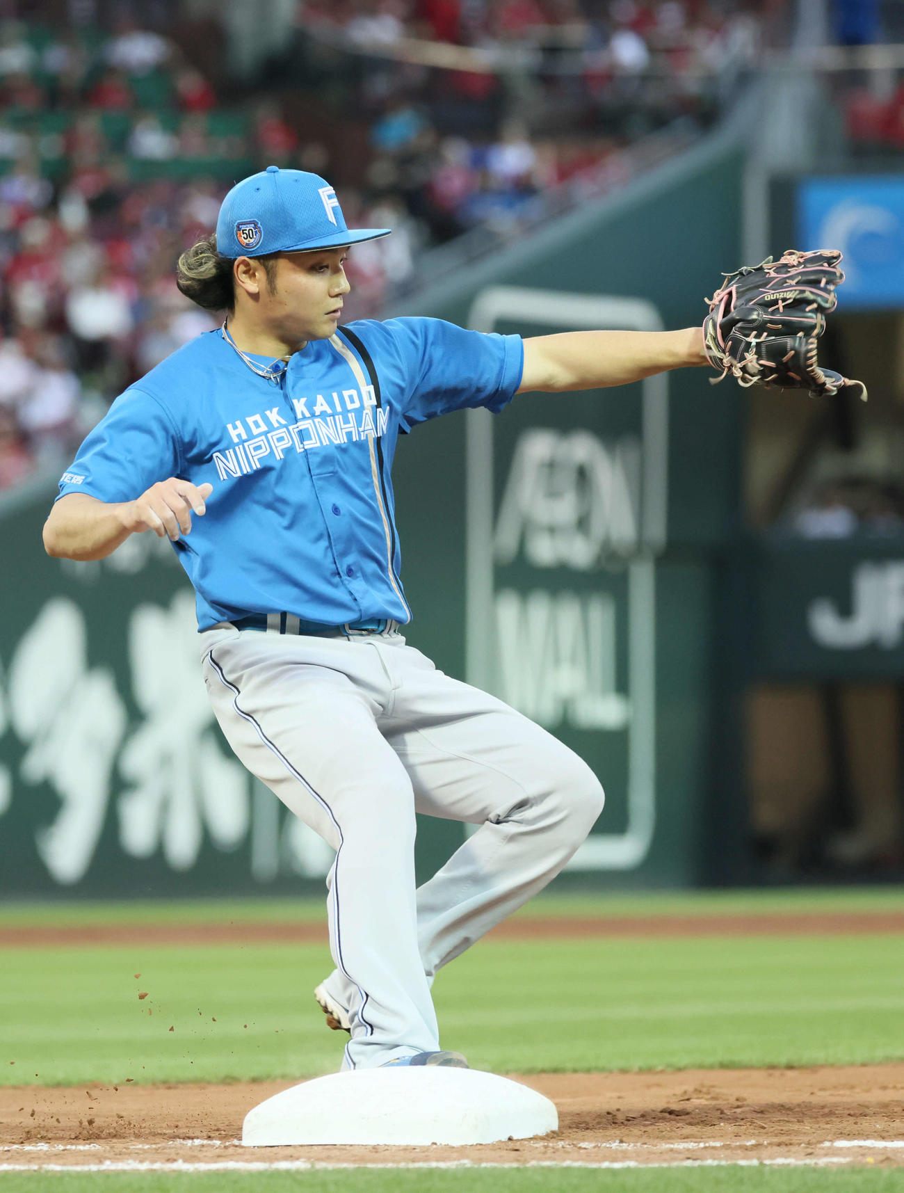 広島対日本ハム　4回裏広島無死、野間の一ゴロで一塁ベースカバーに入る伊藤（撮影・加藤孝規）