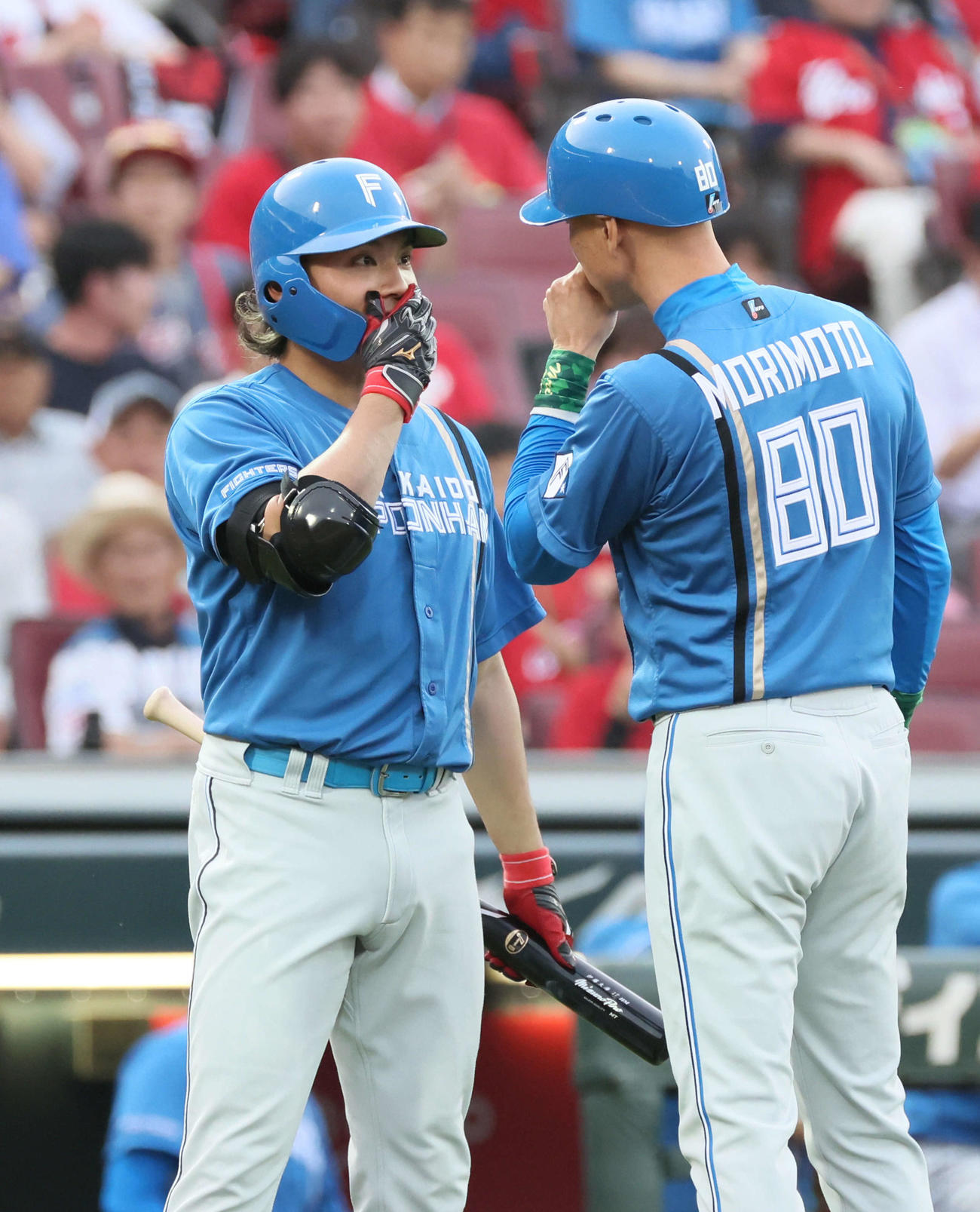 広島対日本ハム　3回表日本ハム無死一,二塁、伊藤は打席の途中で三塁コーチの森本コーチと打ち合わせる（撮影・加藤孝規）