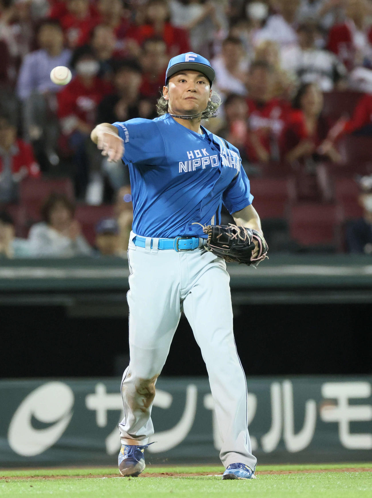 広島対日本ハム　6回裏広島無死一,二塁、小園の投前バントで伊藤は一塁へ悪送球（撮影・加藤孝規）