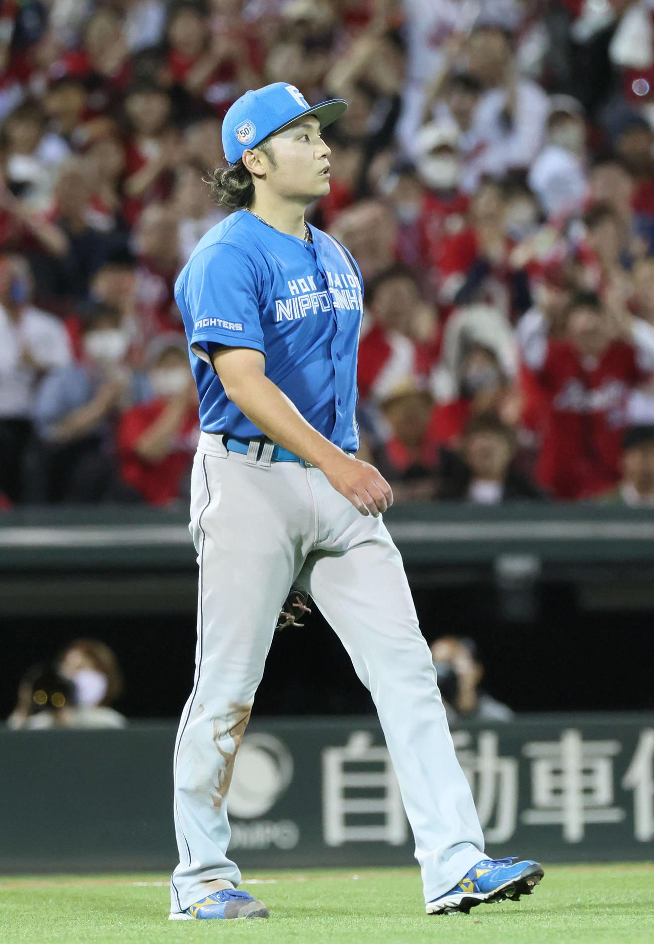 広島対日本ハム　6回裏広島無死一,二塁、小園の投前バントで伊藤は一塁へ悪送球（撮影・加藤孝規）