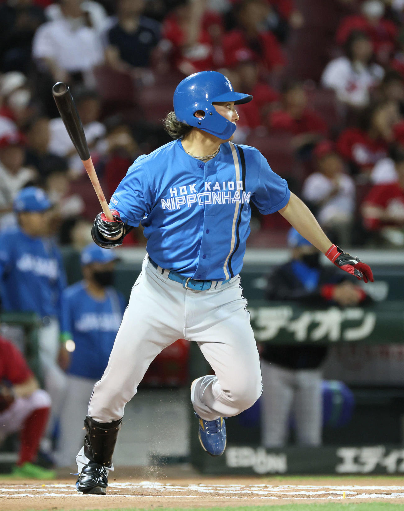広島対日本ハム　6回表日本ハム無死、伊藤は遊撃内野安打を放つ（撮影・加藤孝規）