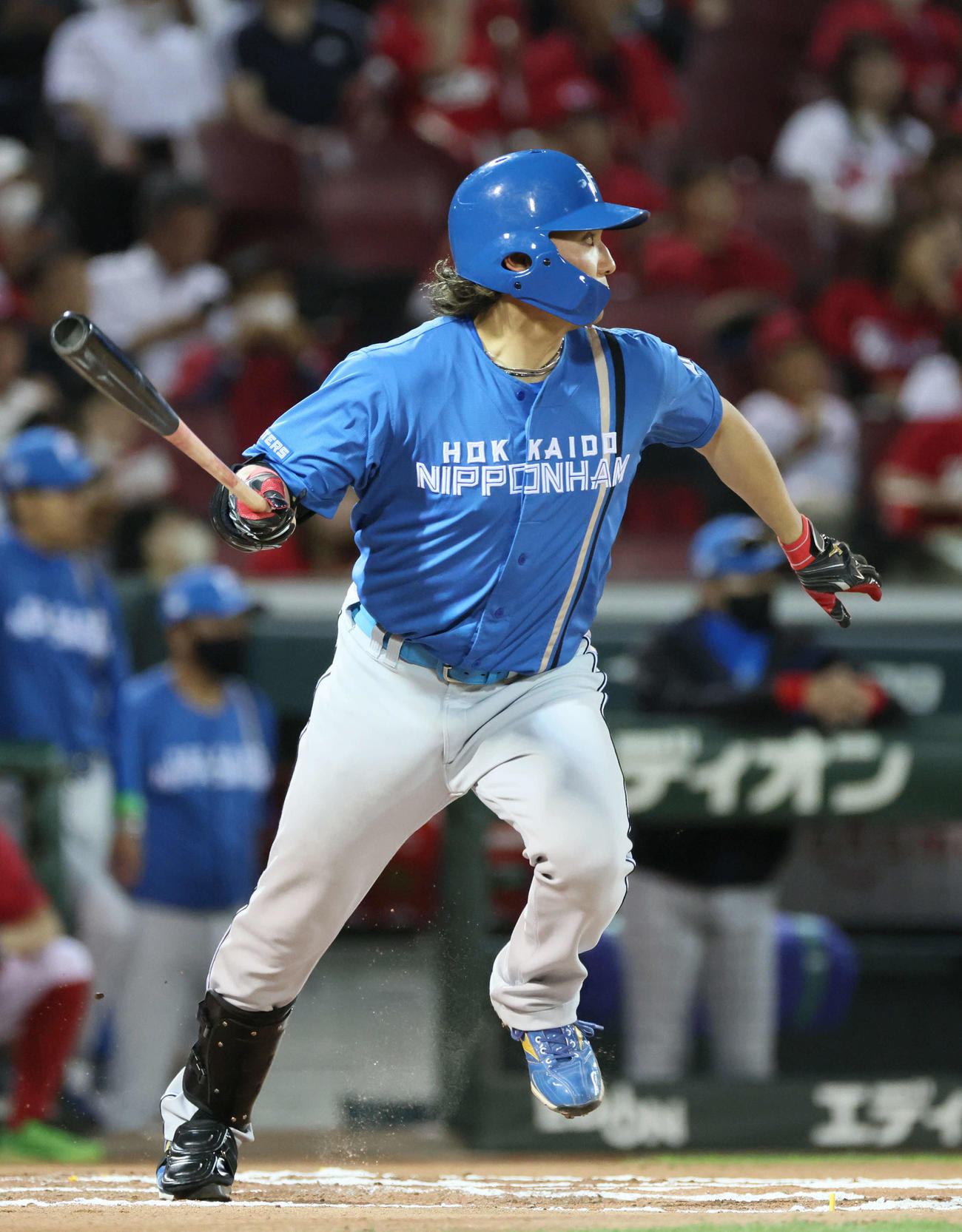 広島対日本ハム　6回表日本ハム無死、伊藤は遊撃内野安打を放つ（撮影・加藤孝規）