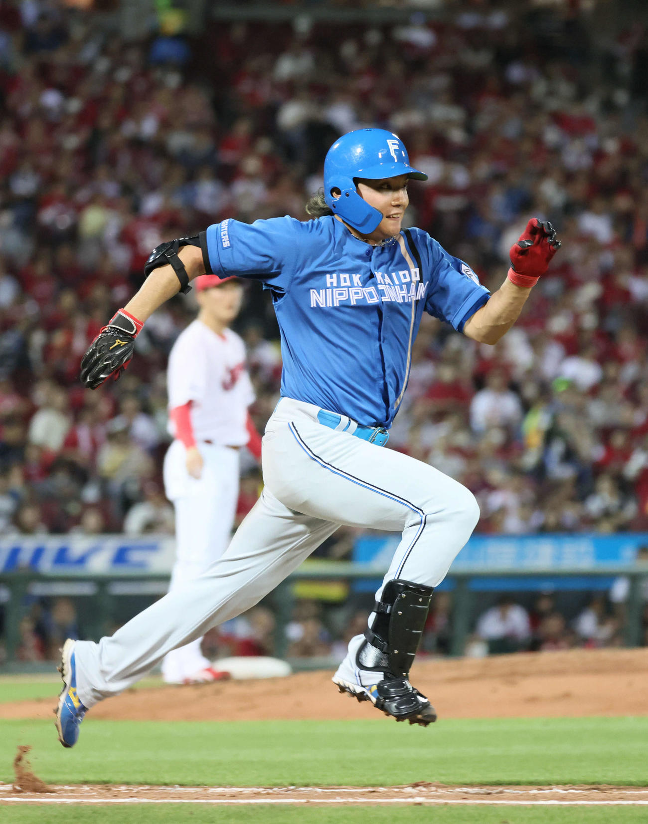 広島対日本ハム　6回表日本ハム無死、伊藤は遊撃内野安打を放つ。左後ろは森下（撮影・加藤孝規）