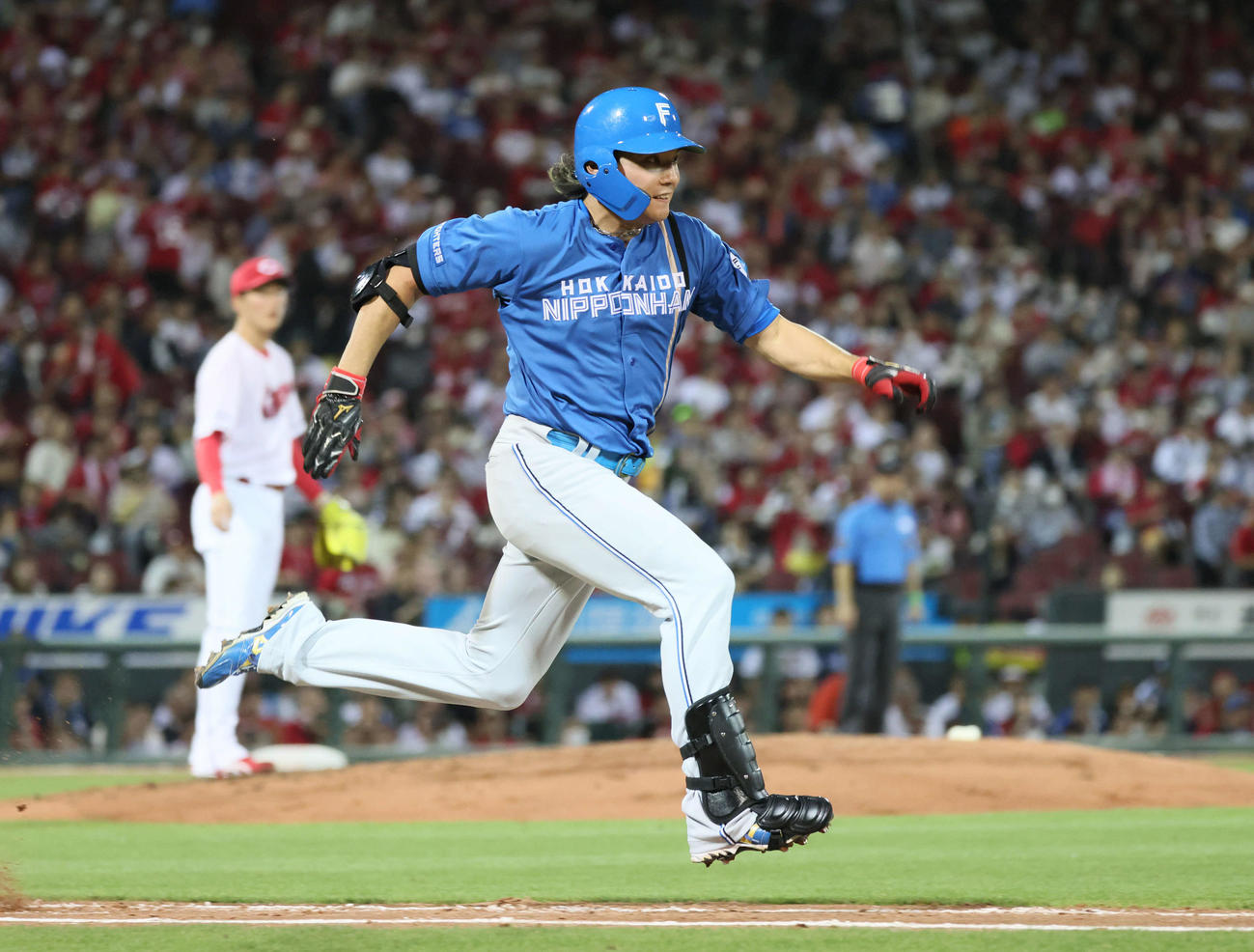 広島対日本ハム　6回表日本ハム無死、伊藤は遊撃内野安打を放つ。左後ろは森下（撮影・加藤孝規）