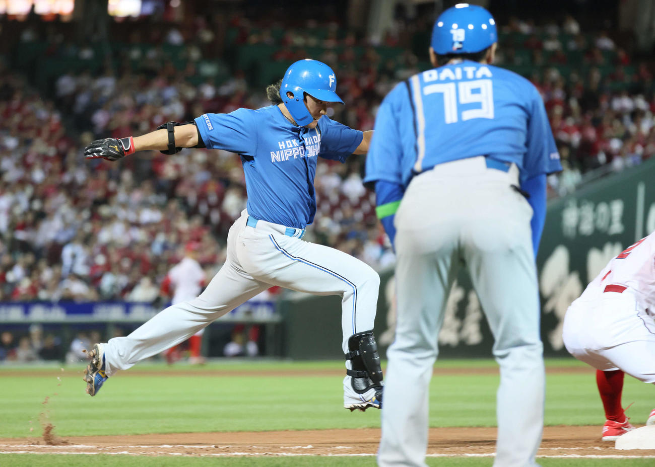 広島対日本ハム　6回表日本ハム無死、伊藤は遊撃内野安打を放つ（撮影・加藤孝規）
