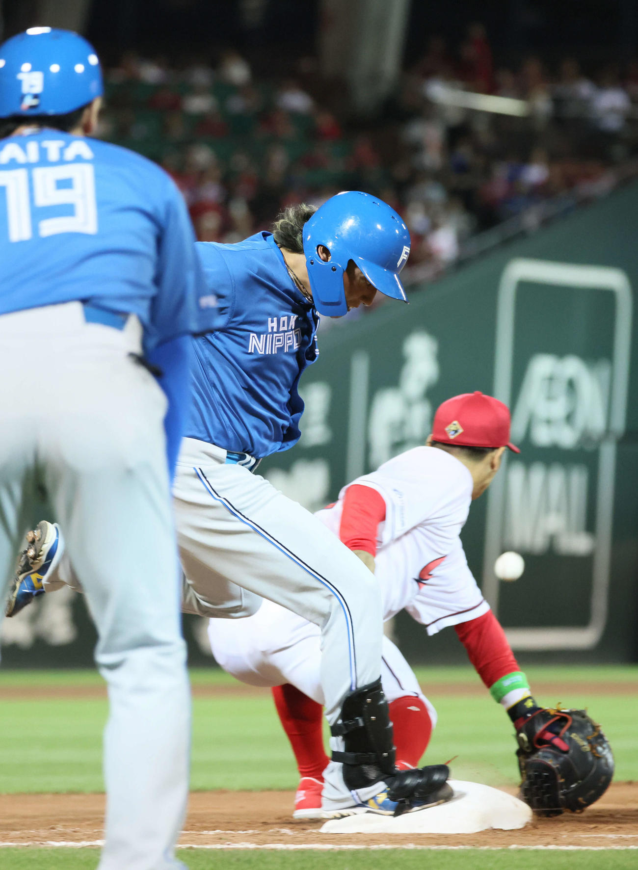広島対日本ハム　6回表日本ハム無死、伊藤は遊撃内野安打を放つ（撮影・加藤孝規）