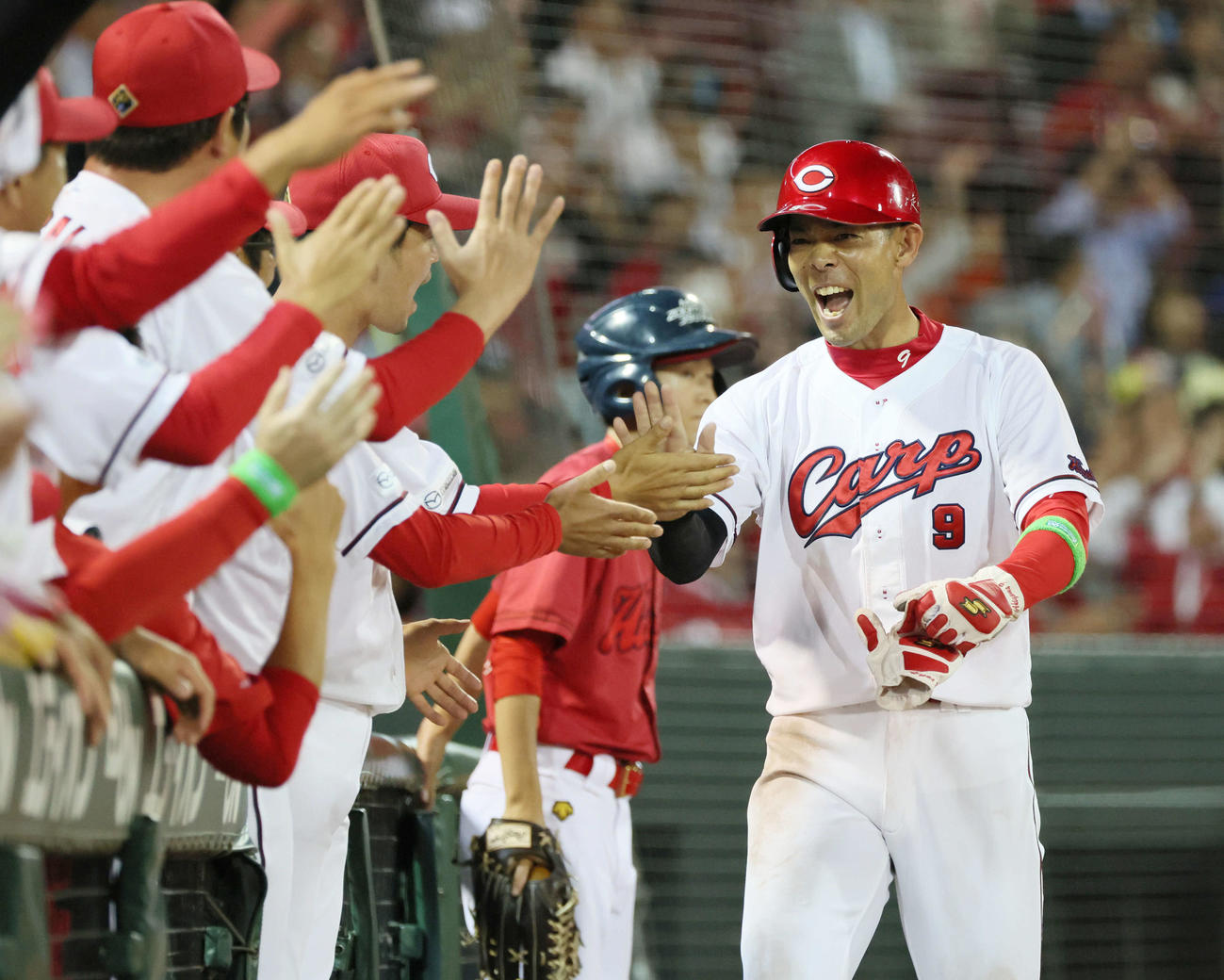 広島対日本ハム　6回裏広島無死一,二塁、小園の投前バントで伊藤は一塁へ悪送球する間に秋山が生還（撮影・加藤孝規）