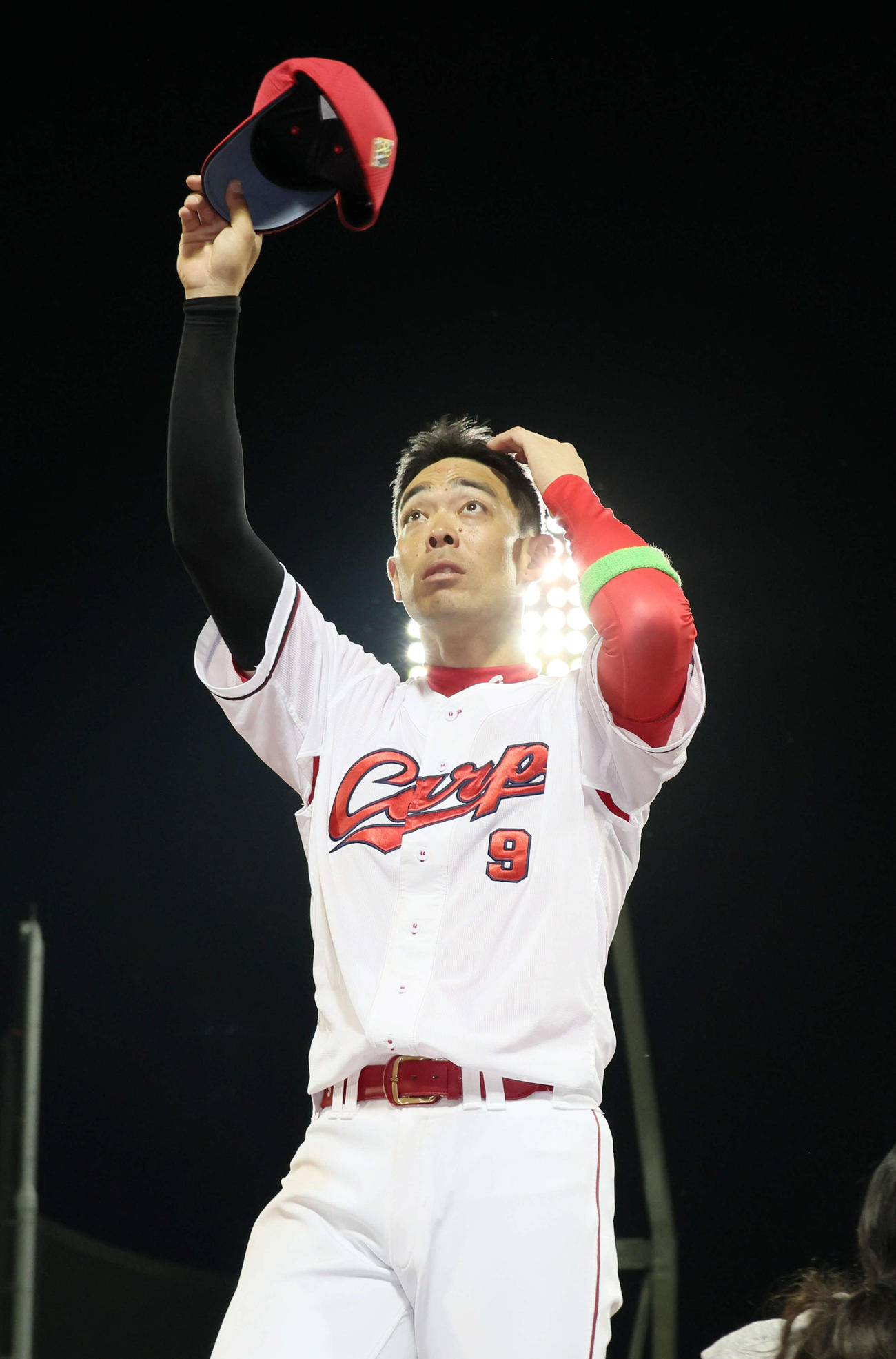 広島対日本ハム　ファンの声援に応える秋山（撮影・加藤孝規）