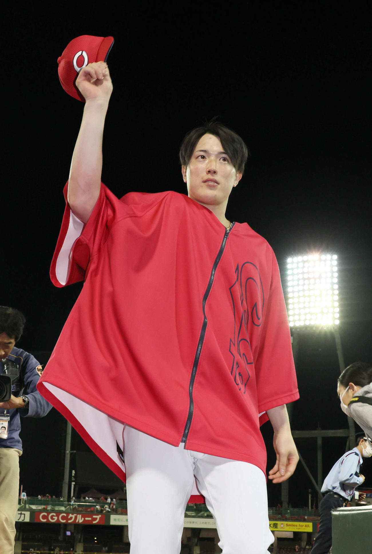 広島対日本ハム　ファンの声援に応える森下（撮影・加藤孝規）