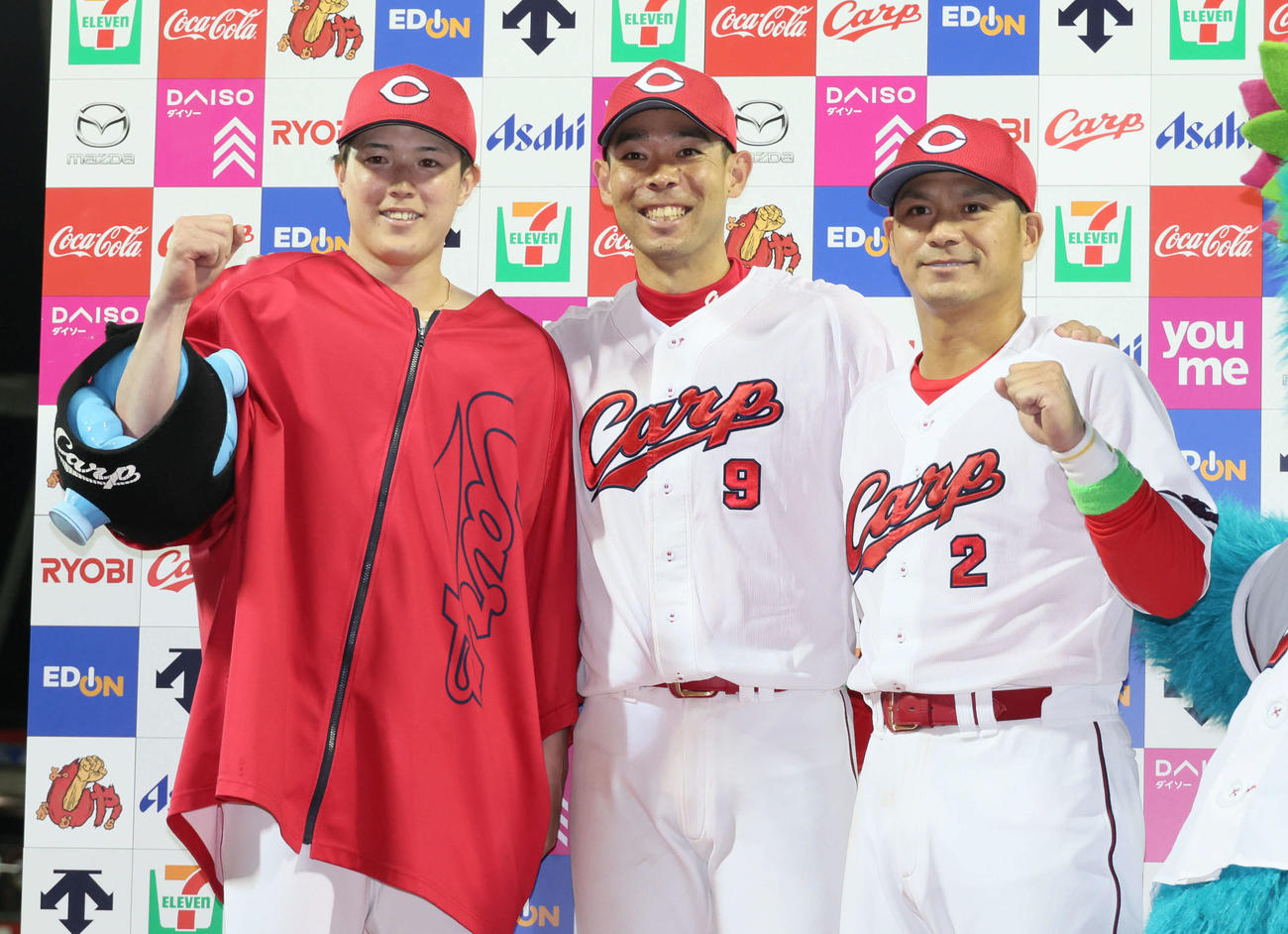 広島対日本ハム　お立ち台でポーズを決める左から森下、秋山、田中（撮影・加藤孝規）