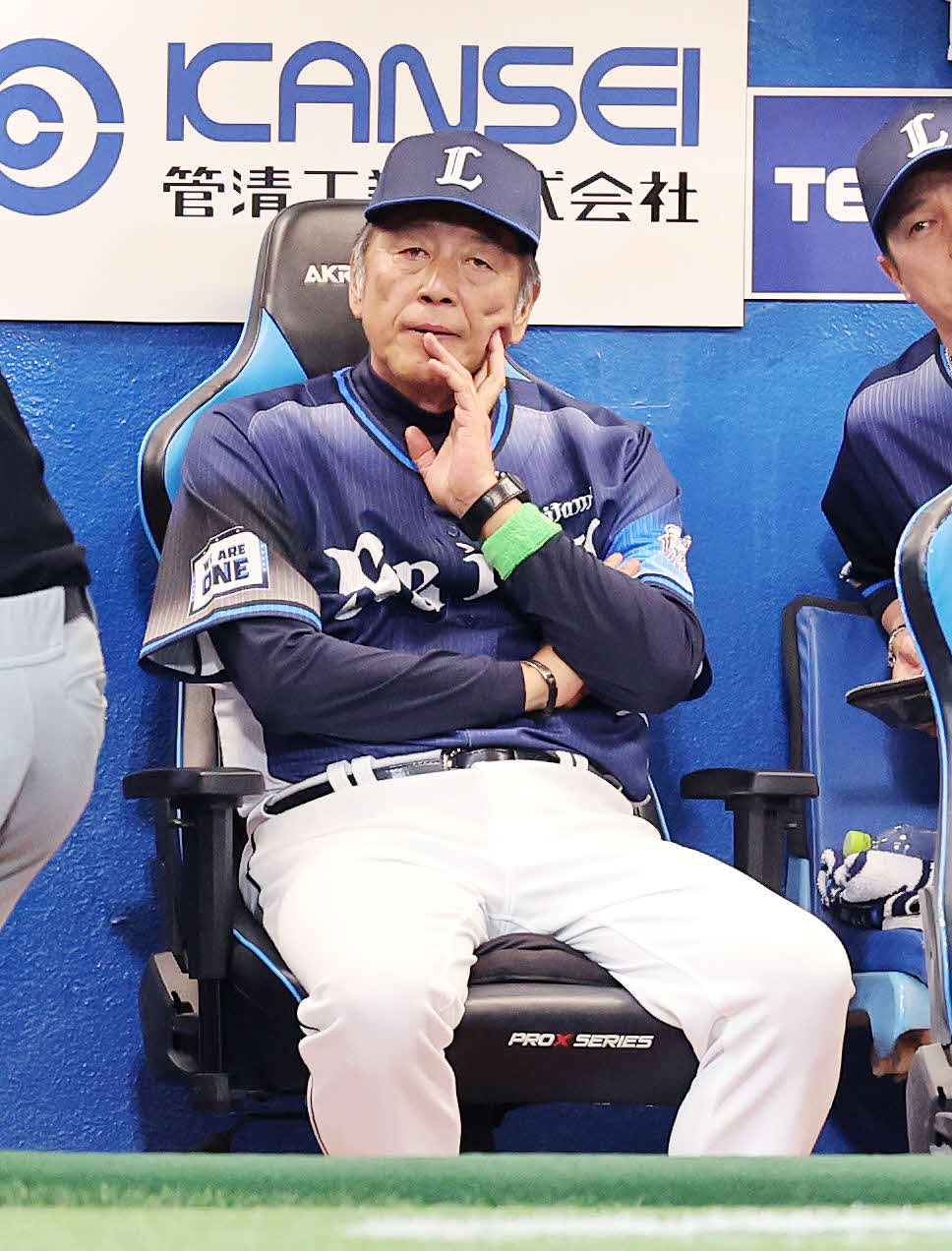 ヤクルト対西武　9回表、戦況を見つめる西武渡辺監督代行（撮影・鈴木正人）