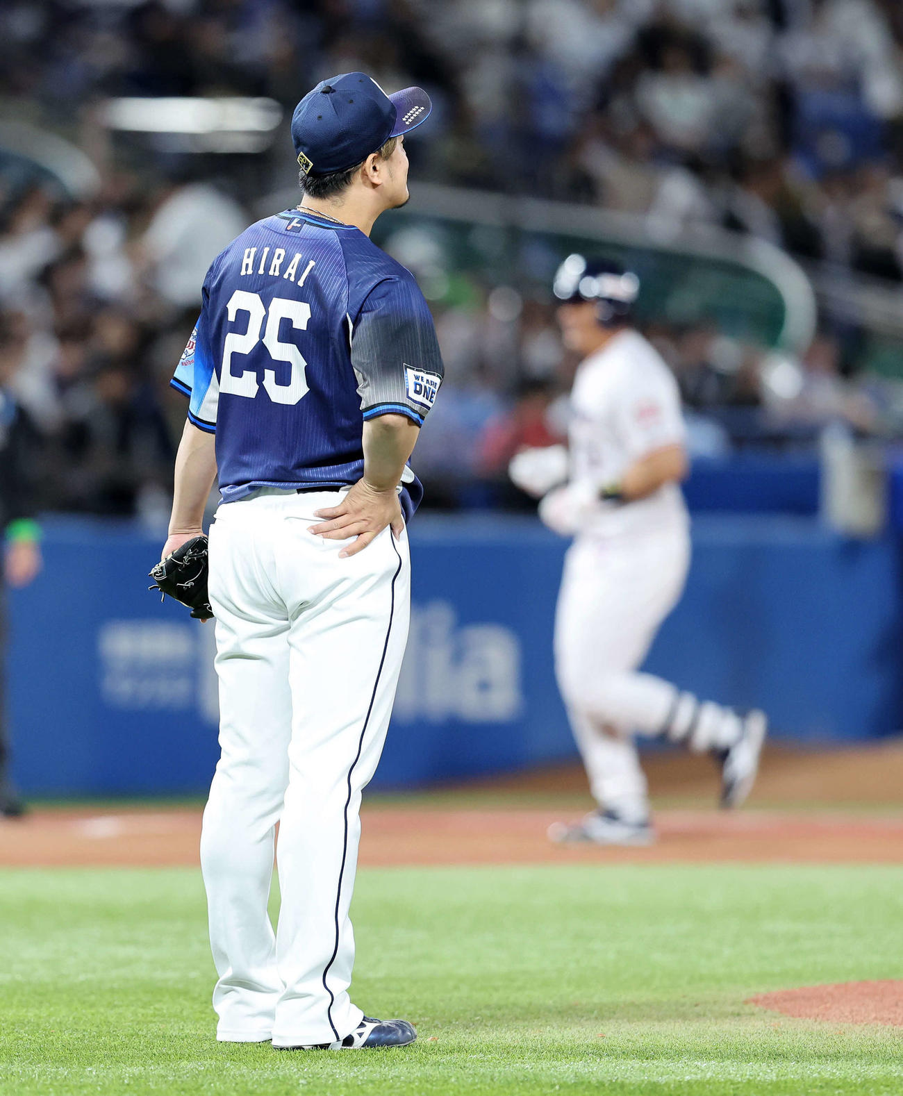 ヤクルト対西武　6回裏ヤクルト2死一、二塁、オスナ（右）に左越え3点本塁打を放たれ悔しそうな表情を見せる西武平井（撮影・鈴木正人）