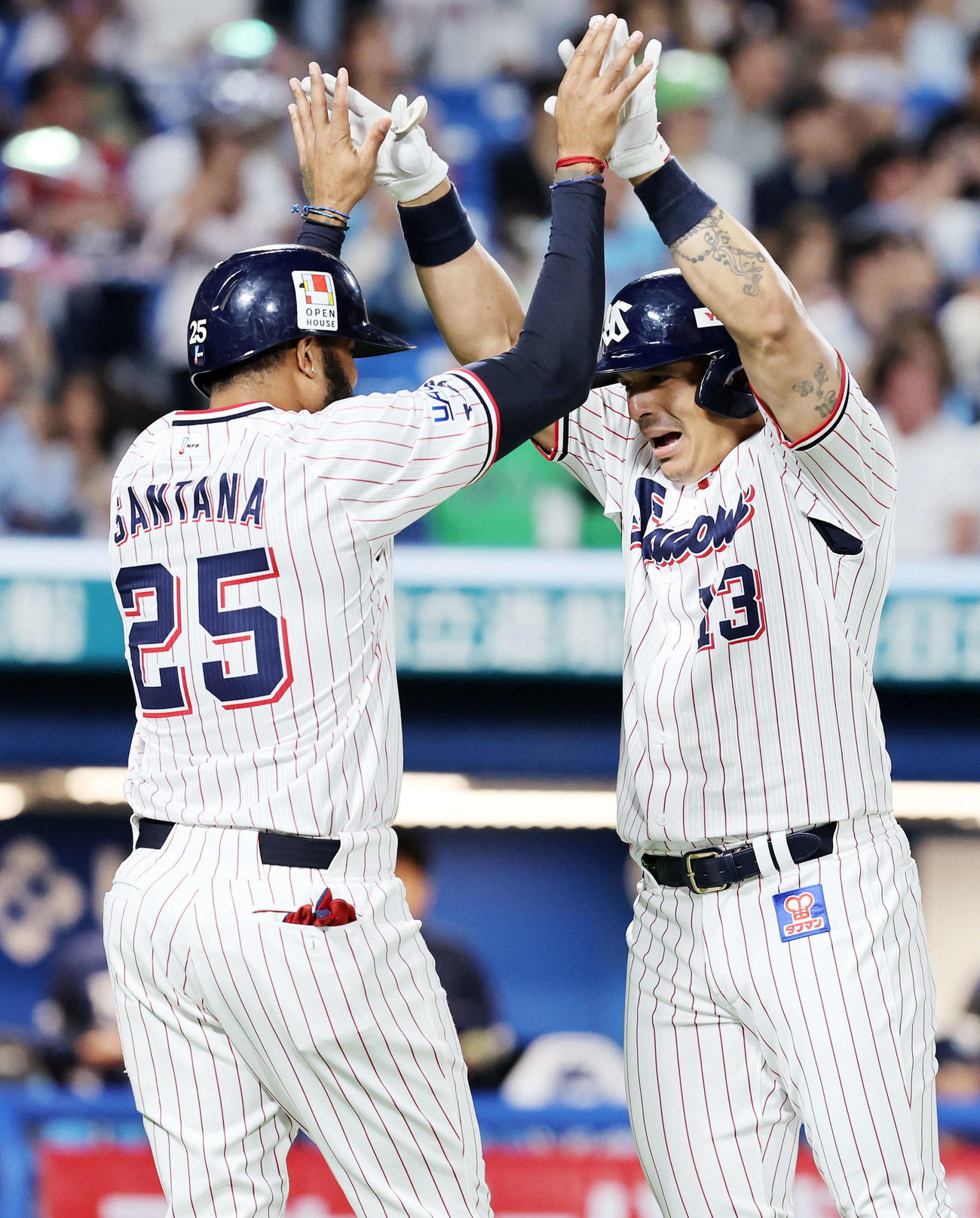 ヤクルト対西武　6回裏ヤクルト2死一、二塁、オスナ（右）は左越え3点本塁打を放ちサンタナとハイタッチ（撮影・鈴木正人）