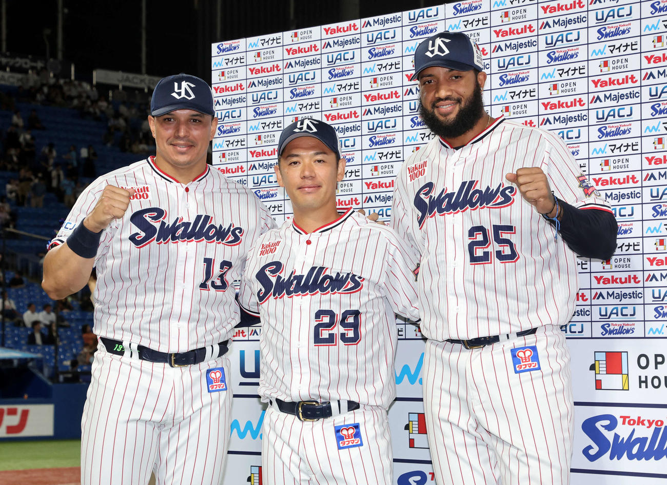 ヤクルト対西武　勝利しガッツポーズする、左からヤクルトオスナ、小川、サンタナ（撮影・鈴木正人）