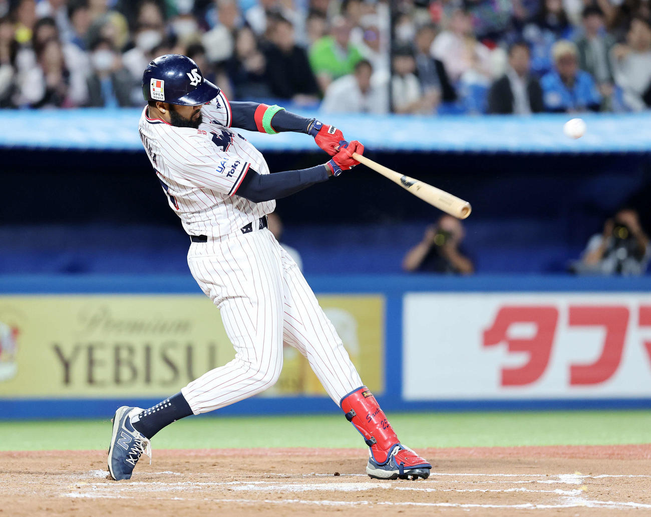 ヤクルト対西武　6回裏ヤクルト2死一、二塁、サンタナは中越え適時打を放つ（撮影・鈴木正人）