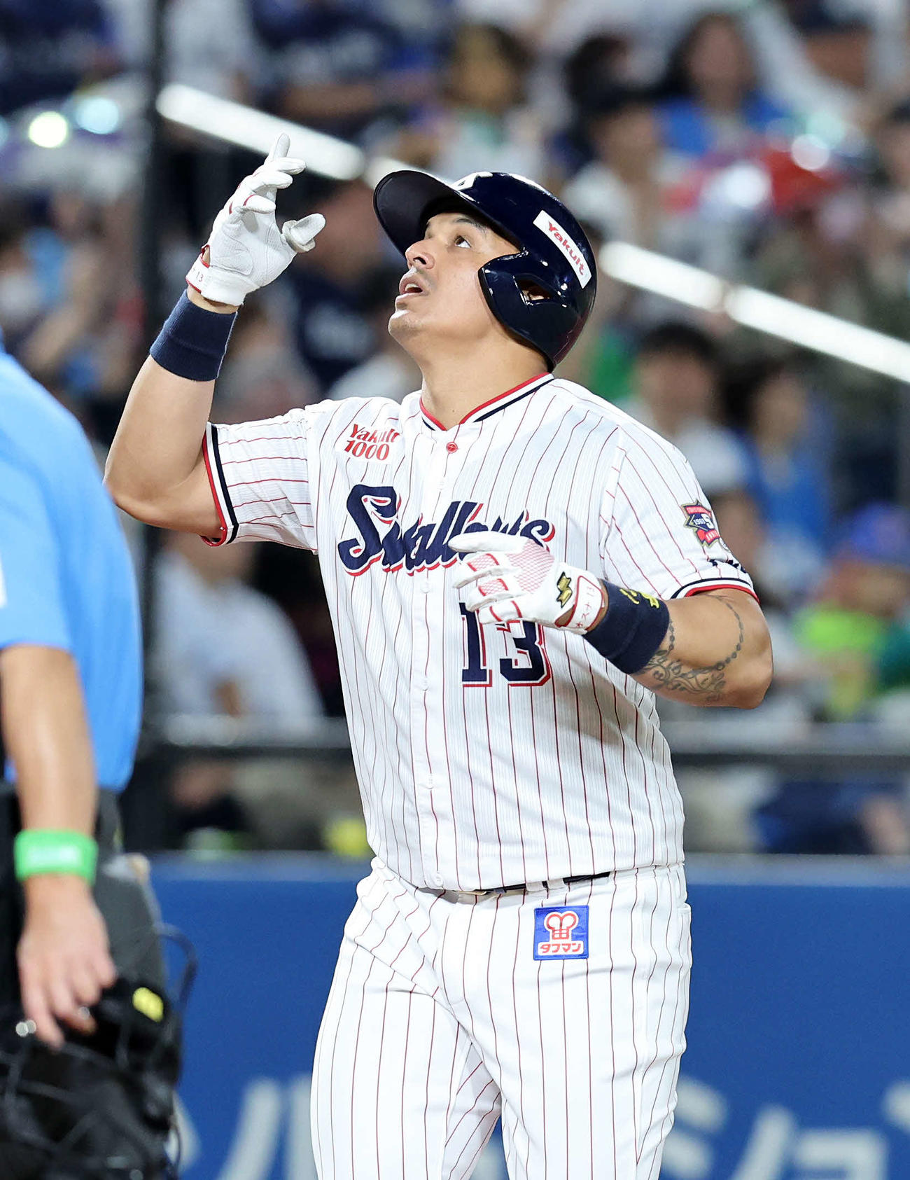 ヤクルト対西武　6回裏ヤクルト2死一、二塁、オスナは左越え3点本塁打を放ちポーズを決める（撮影・鈴木正人）