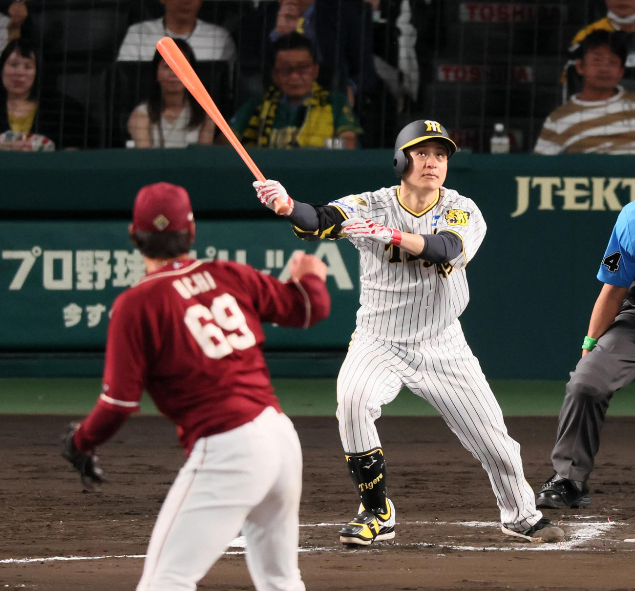 阪神対楽天　6回裏阪神2死二塁、大竹は内野安打を放つ。投手は内（撮影・加藤哉）
