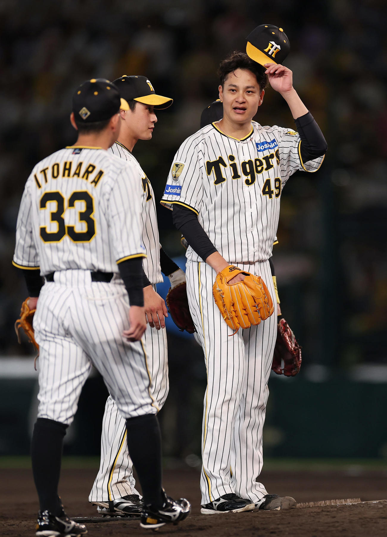 阪神対楽天　7回表楽天2死一塁、代打浅村を迎えたところで降板となる大竹（右）（撮影・前田充）