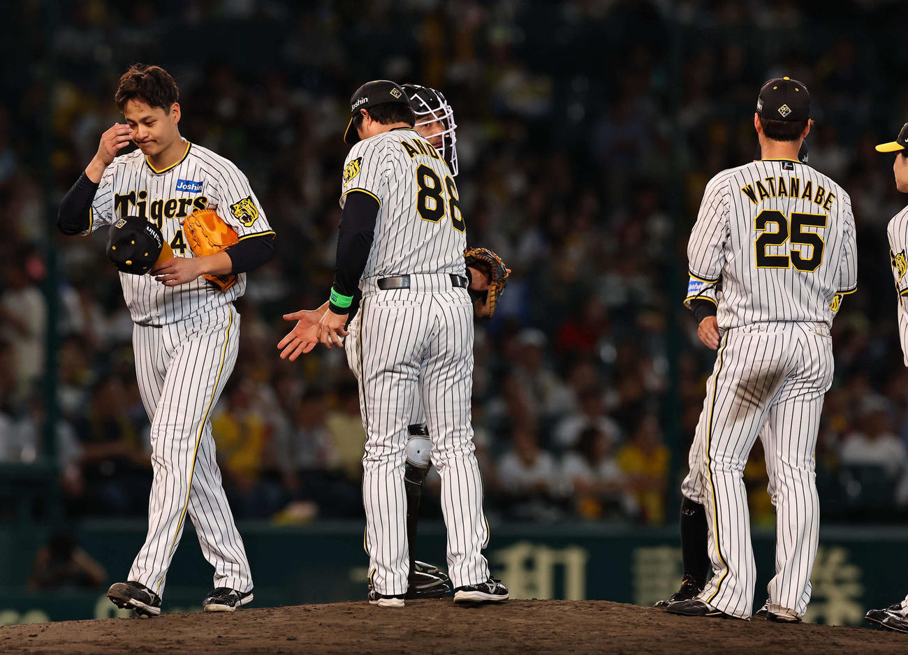 阪神対楽天　大竹（左）は6回途中無失点で降板する（撮影・上田博志）