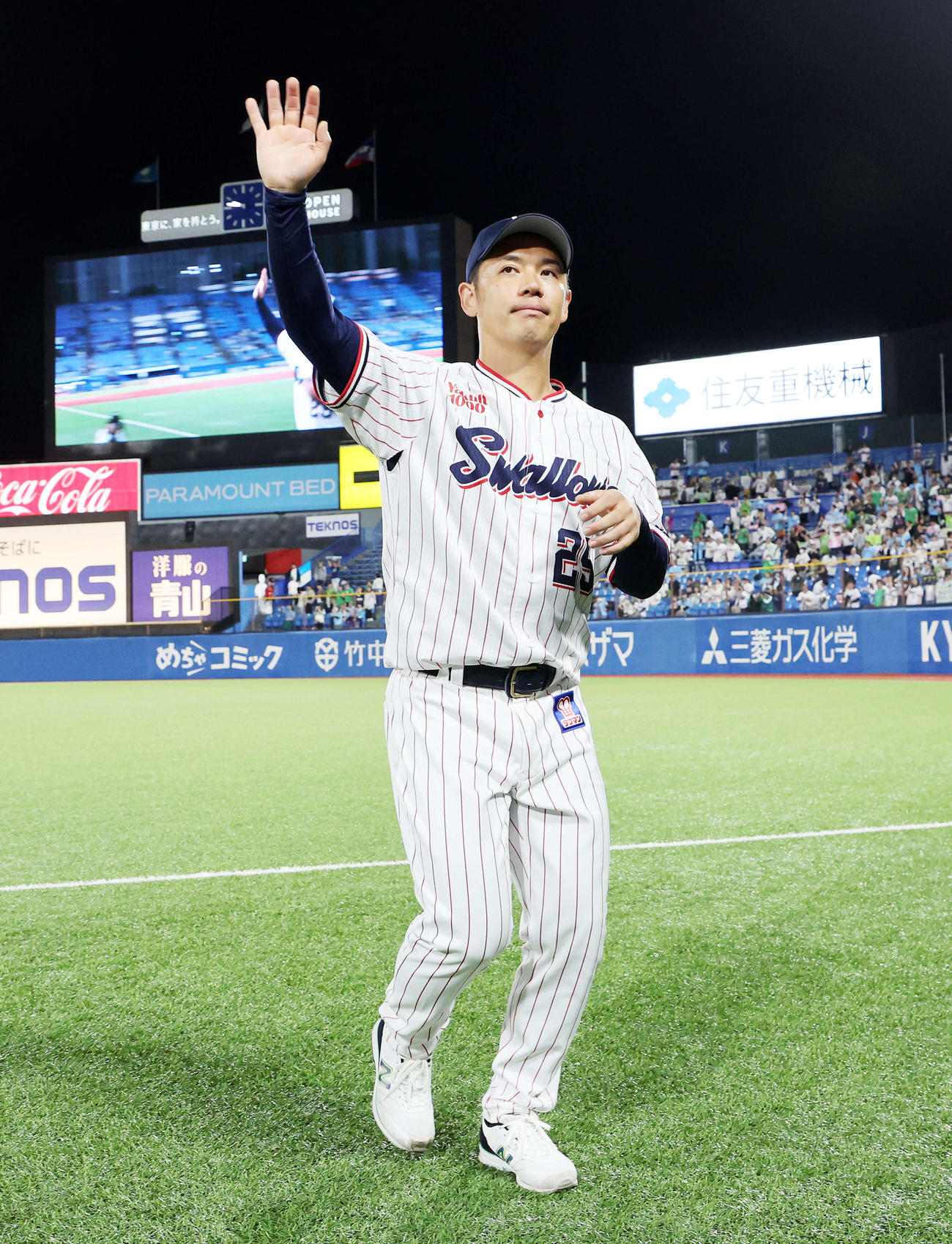 ヤクルト対西武　勝利しファンに手を振り引き揚げるヤクルト小川（撮影・鈴木正人）