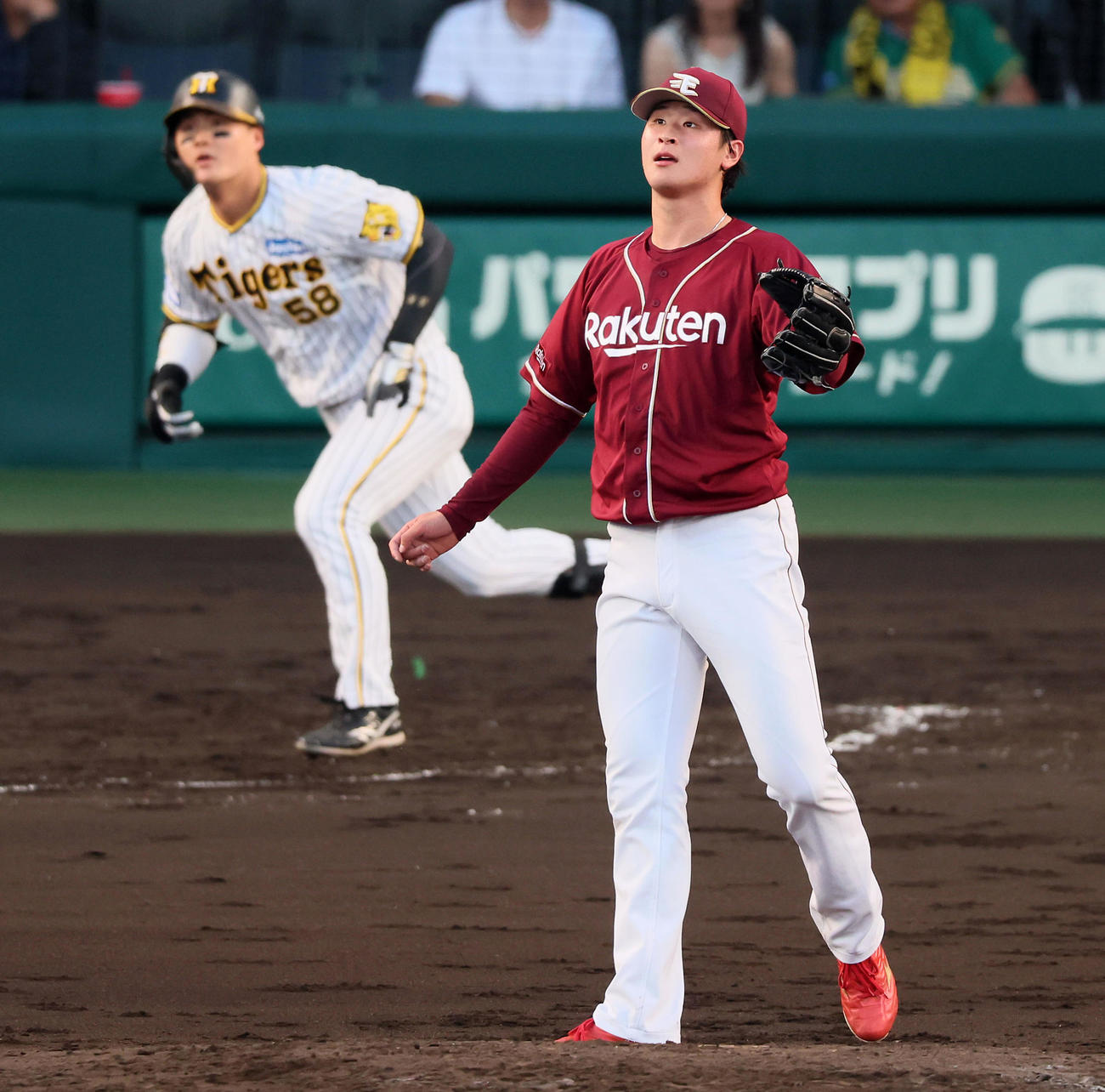 阪神対楽天　3回裏阪神2死一塁、内は前川に中適時二塁打を打たれ失点（撮影・加藤哉）