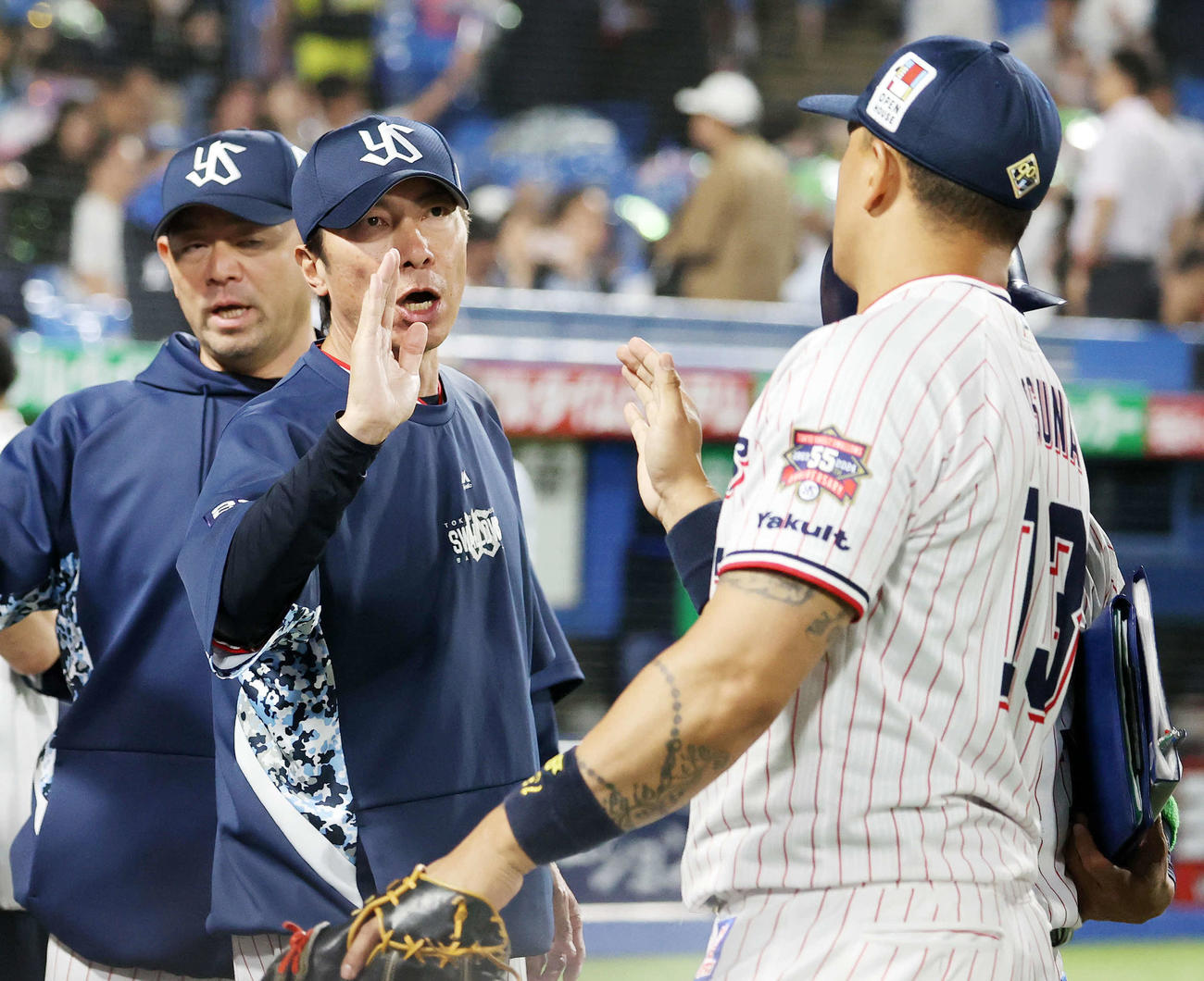 ヤクルト対西武　勝利しヤクルトオスナ（右）を迎える高津監督（撮影・鈴木正人）