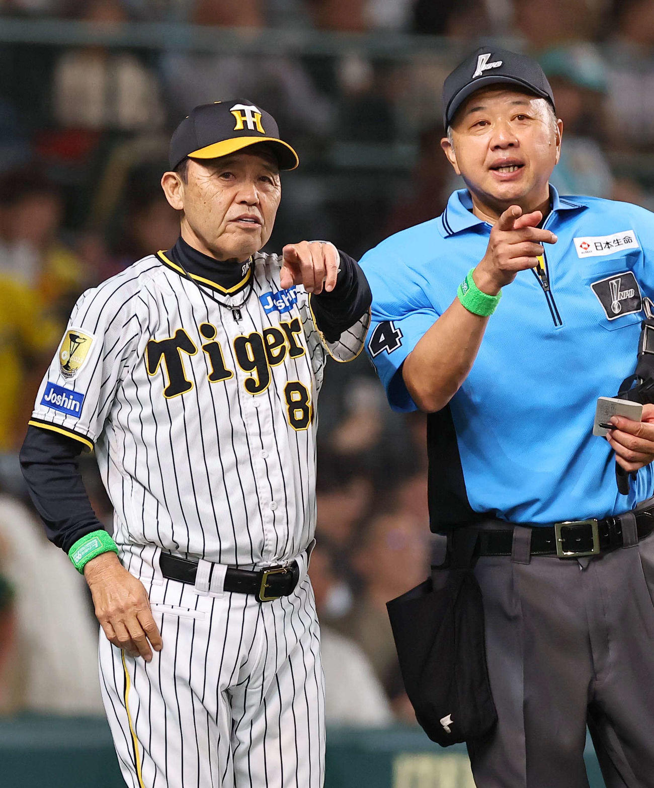 阪神対楽天　選手交代を告げる岡田監督（撮影・上田博志）