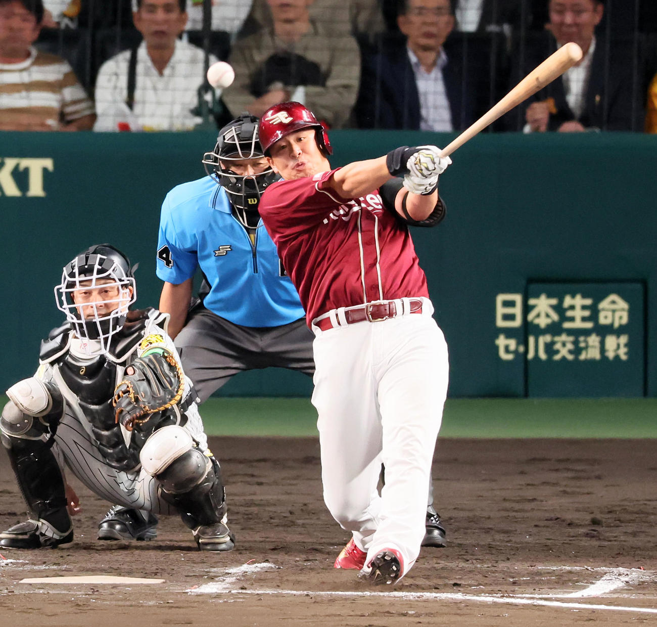 阪神対楽天　7回表楽天2死一塁、代打浅村は中前打を放つ（撮影・加藤哉）