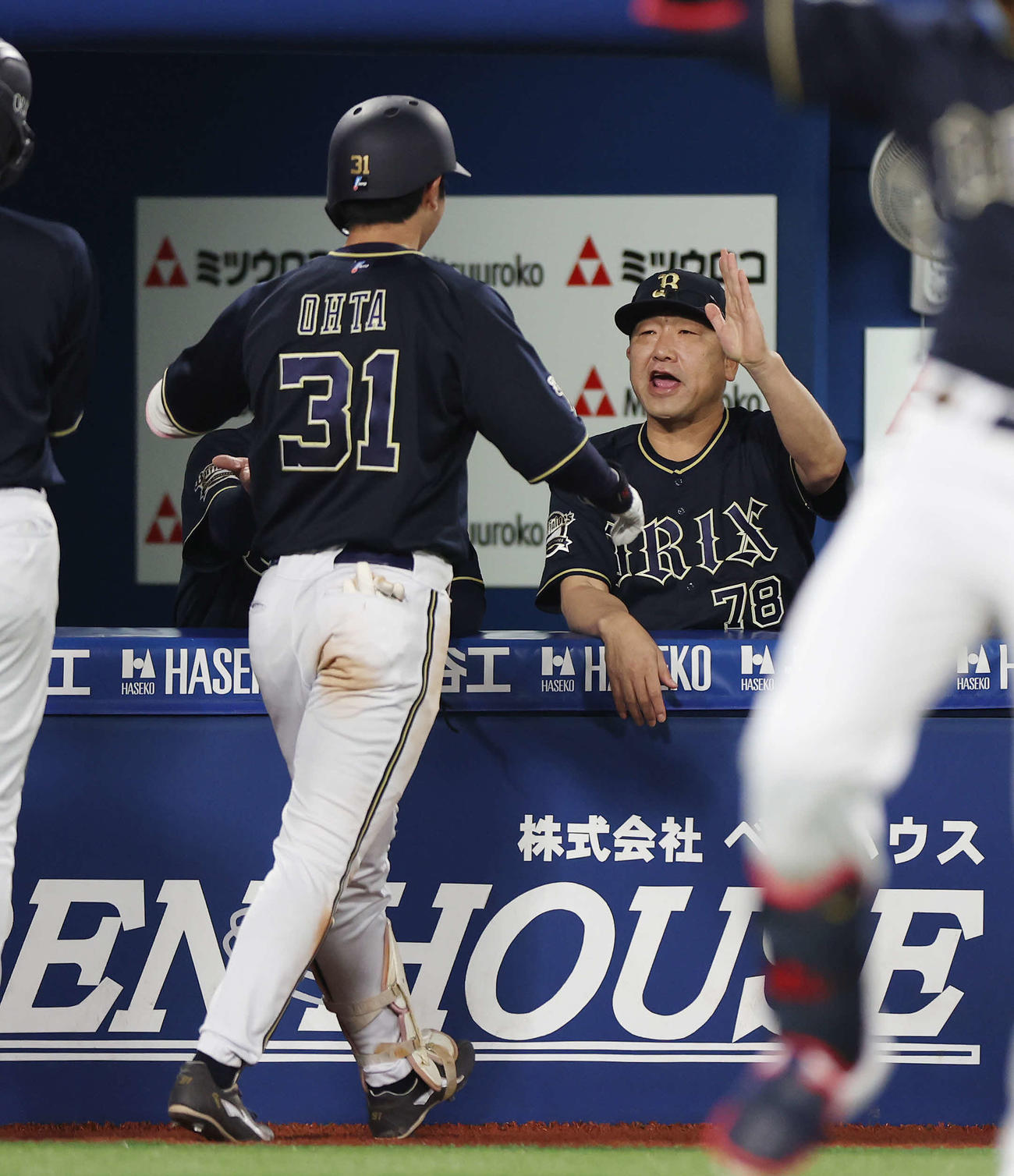 DeNA対オリックス　5回表オリックス2死一塁、右越え2点本塁打を放った太田（左）を迎える中嶋監督（撮影・宮地輝）
