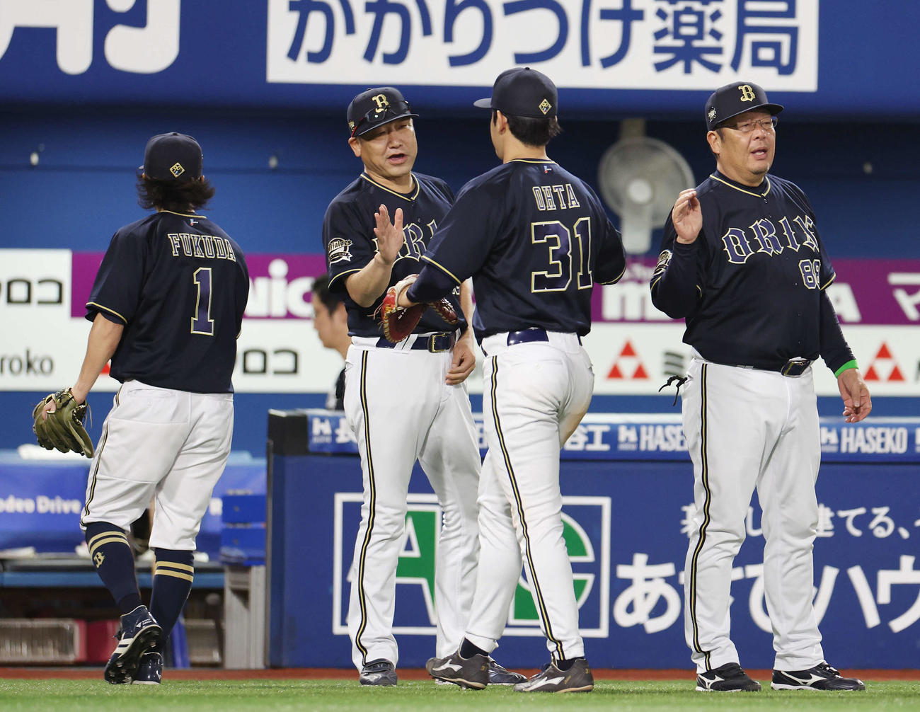 DeNA対オリックス　オリックス太田（中央右）と勝利のタッチを交わす中嶋監督（同左）（撮影・宮地輝）