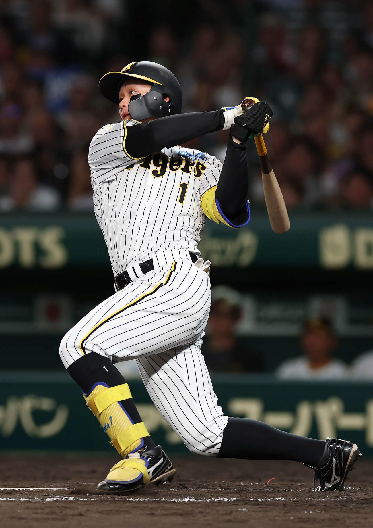 阪神対楽天　5回裏阪神1死満塁、中前適時打を放つ森下（撮影・前田充）
