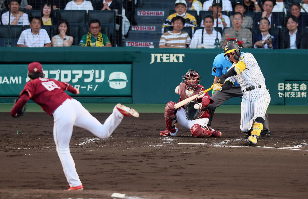 阪神対楽天　3回裏阪神2死二塁、森下は遊内野安打を放つ。投手は内（撮影・加藤哉）