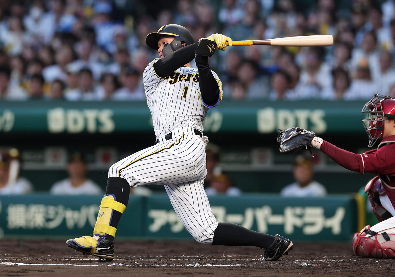 阪神対楽天　3回裏阪神2死二塁、遊撃へ内野安打を放つ森下（撮影・前田充）