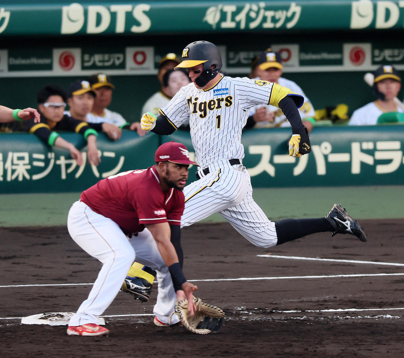 阪神対楽天　3回裏阪神2死二塁、森下は遊内野安打を放つ。一塁手はフランコ（撮影・加藤哉）