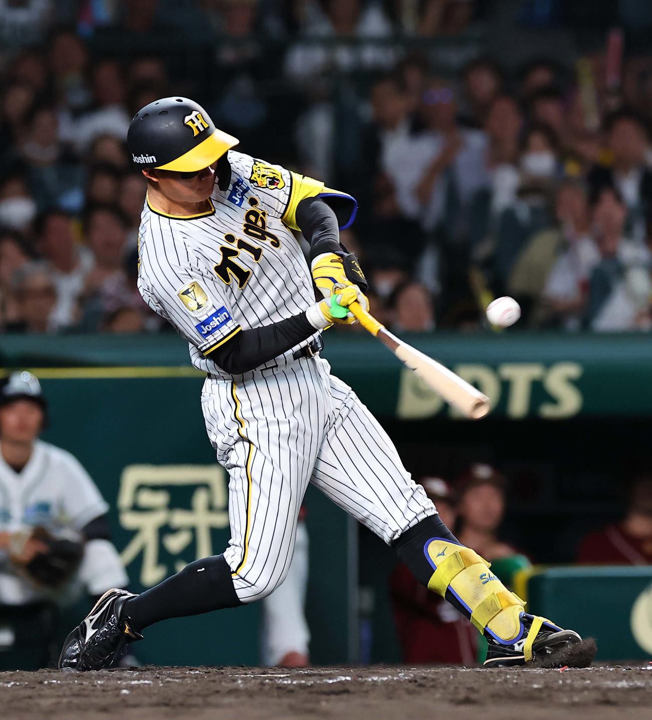 阪神対楽天　5回裏阪神1死満塁、森下は中前に適時打を放つ（撮影・上田博志）