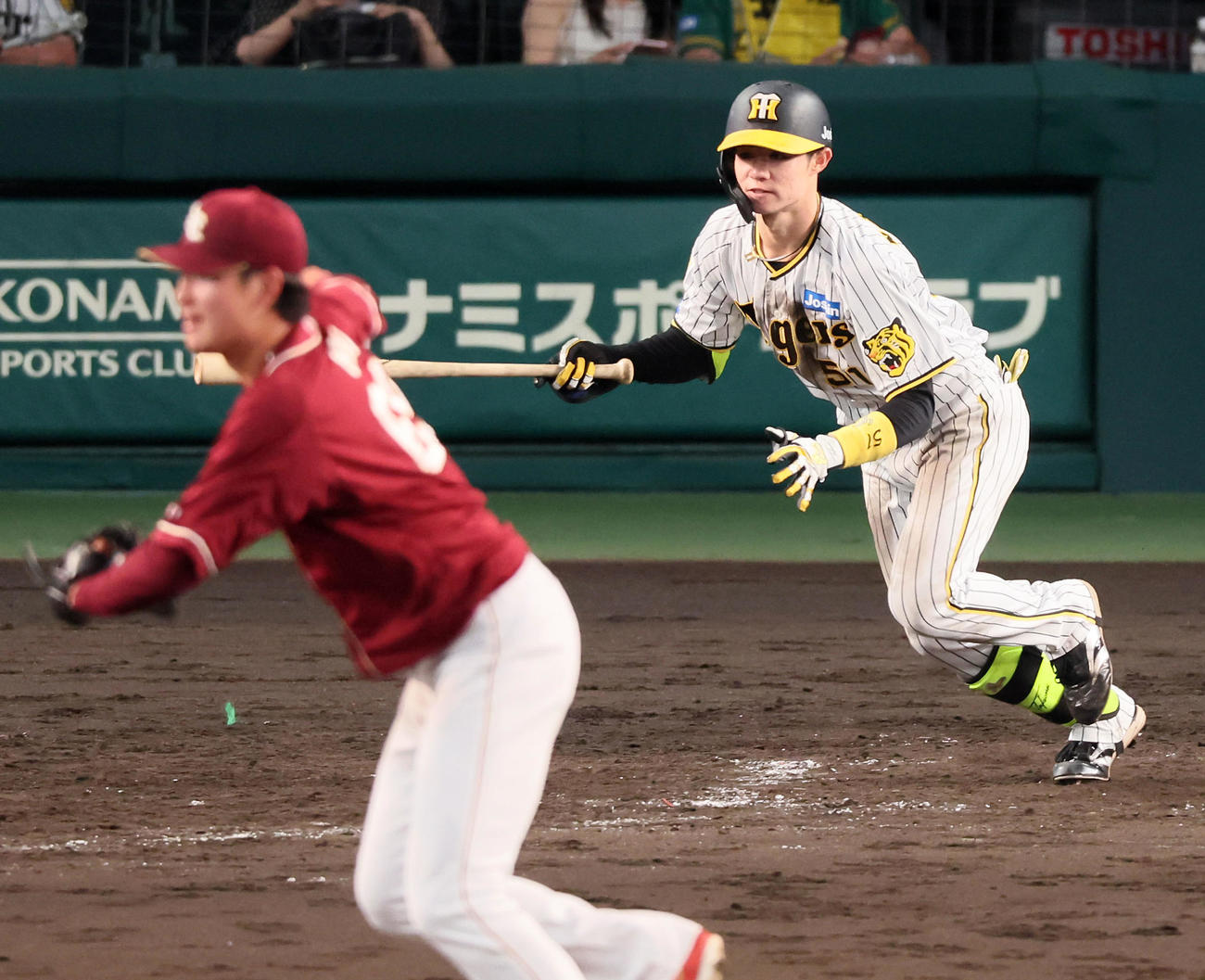 阪神対楽天　5回裏阪神1死一塁、中野は右前打を放つ。投手は内（撮影・加藤哉）