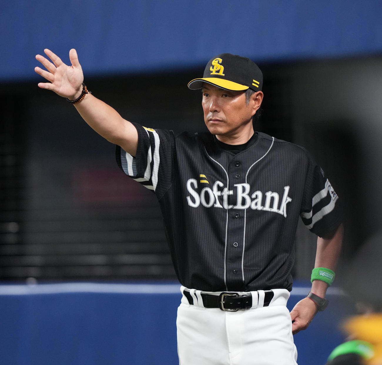 中日対ソフトバンク　8回表ソフトバンク2死二塁、代走を告げる小久保監督（撮影・森本幸一）