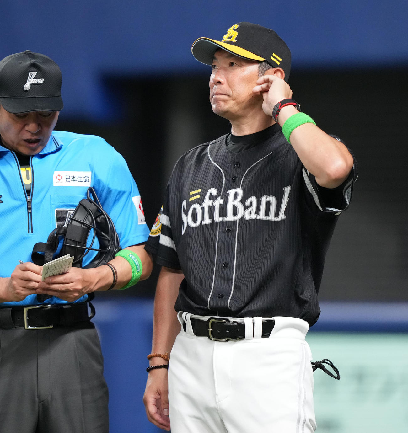 中日対ソフトバンク　7回表終了、選手交代を告げる小久保監督（撮影・森本幸一）