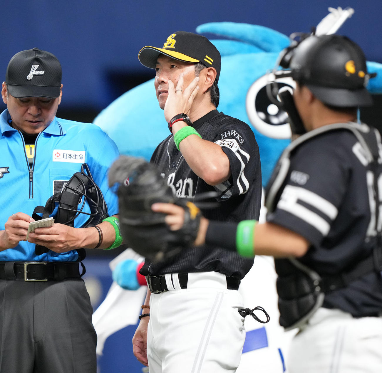 中日対ソフトバンク　7回表終了、選手交代を告げる小久保監督（撮影・森本幸一）