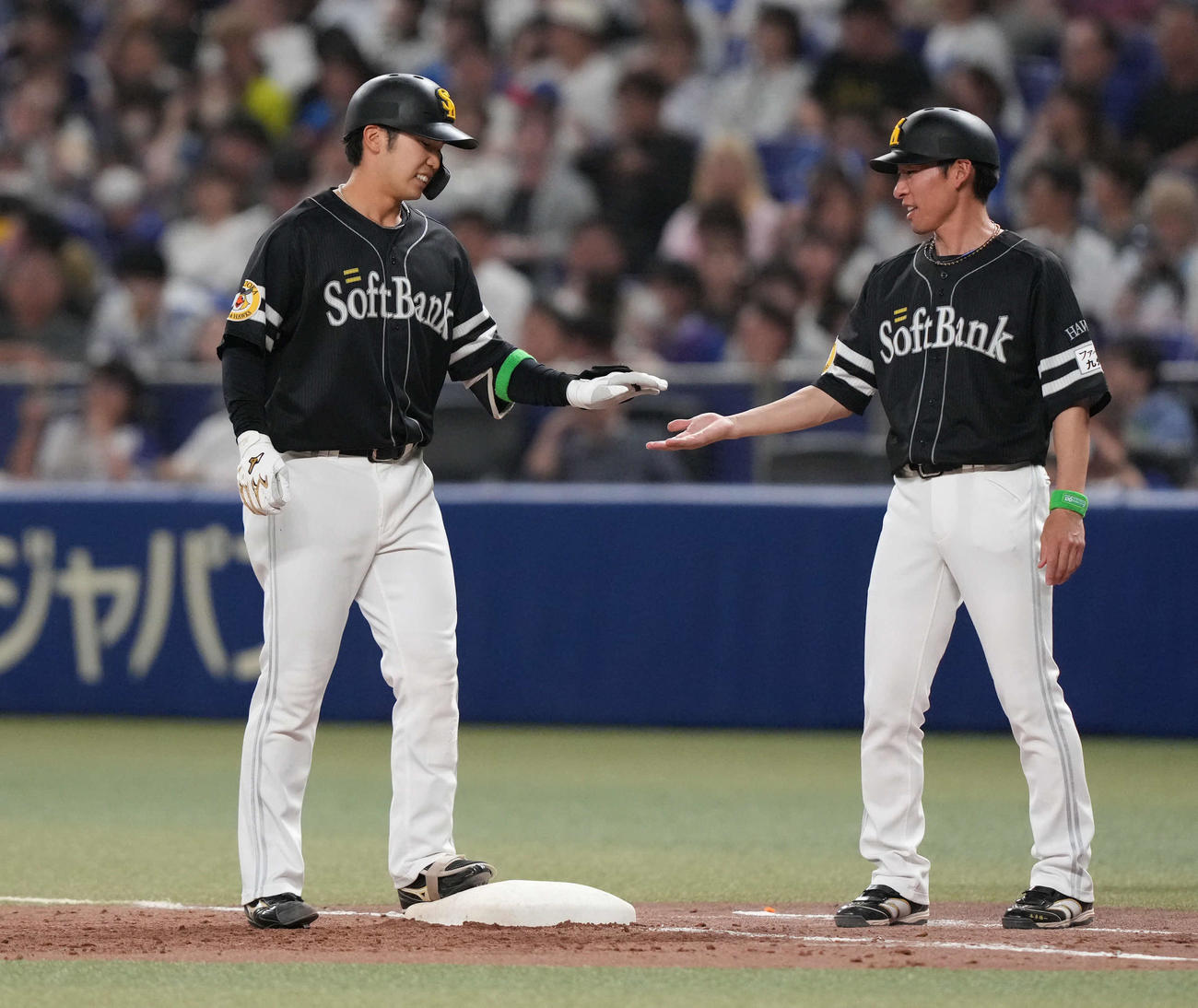 中日対ソフトバンク　3回表ソフトバンク2死二塁、右前適時打を放った広瀬（左）（撮影・森本幸一）
