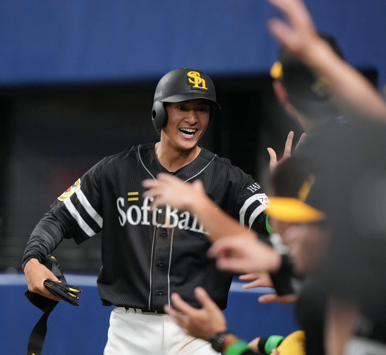 中日対ソフトバンク　3回表ソフトバンク2死二塁、広瀬の右前適時打で生還しナインとタッチを交わす柳町（撮影・森本幸一）