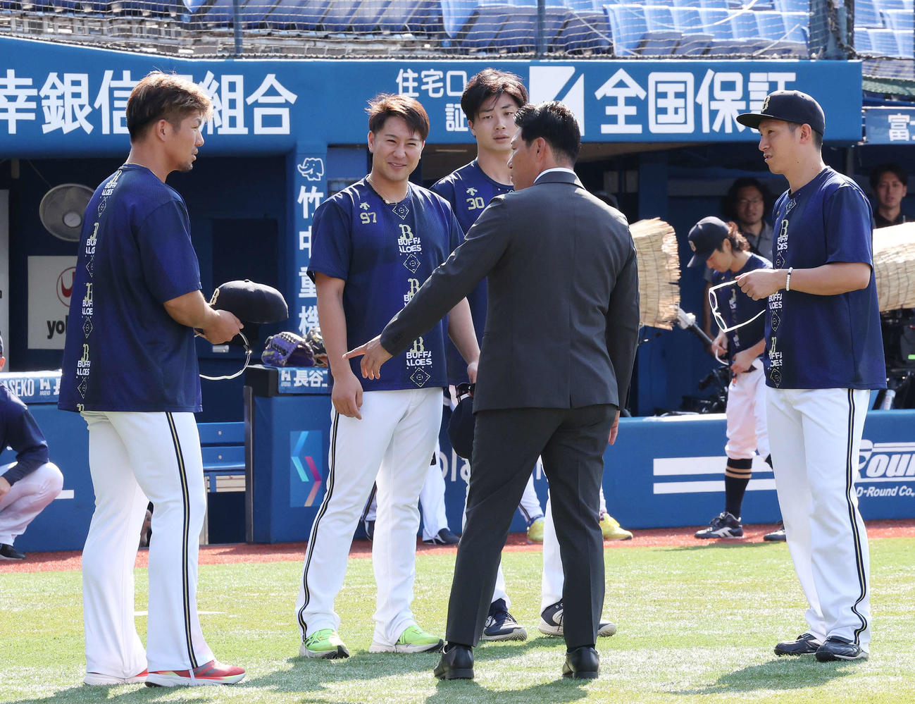 DeNA対オリックス　試合前、侍ジャパン井端監督（手前）と言葉を交わす、左からオリックス頓宮、古田島、広岡、西川（撮影・宮地輝）