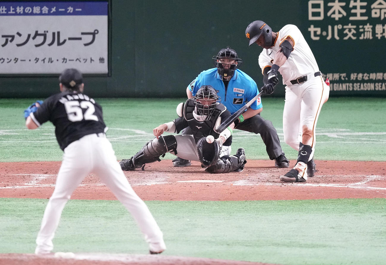 巨人対ロッテ　9回裏巨人2死一、二塁、中前適時打を放つヘルナンデス。投手益田（撮影・鈴木みどり）